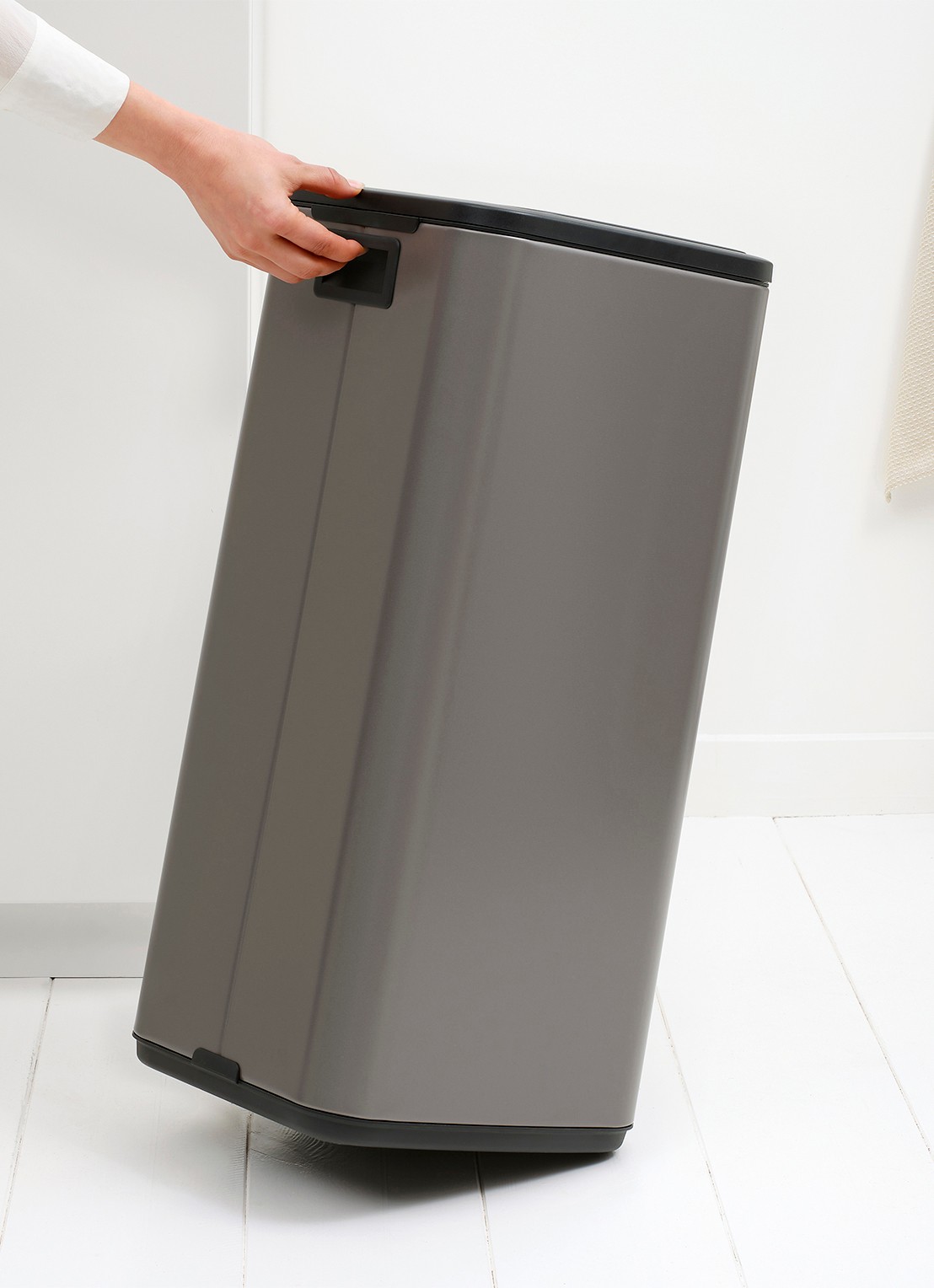 Brabantia Bo touch prullenbak 30 liter - detail 3 grijs