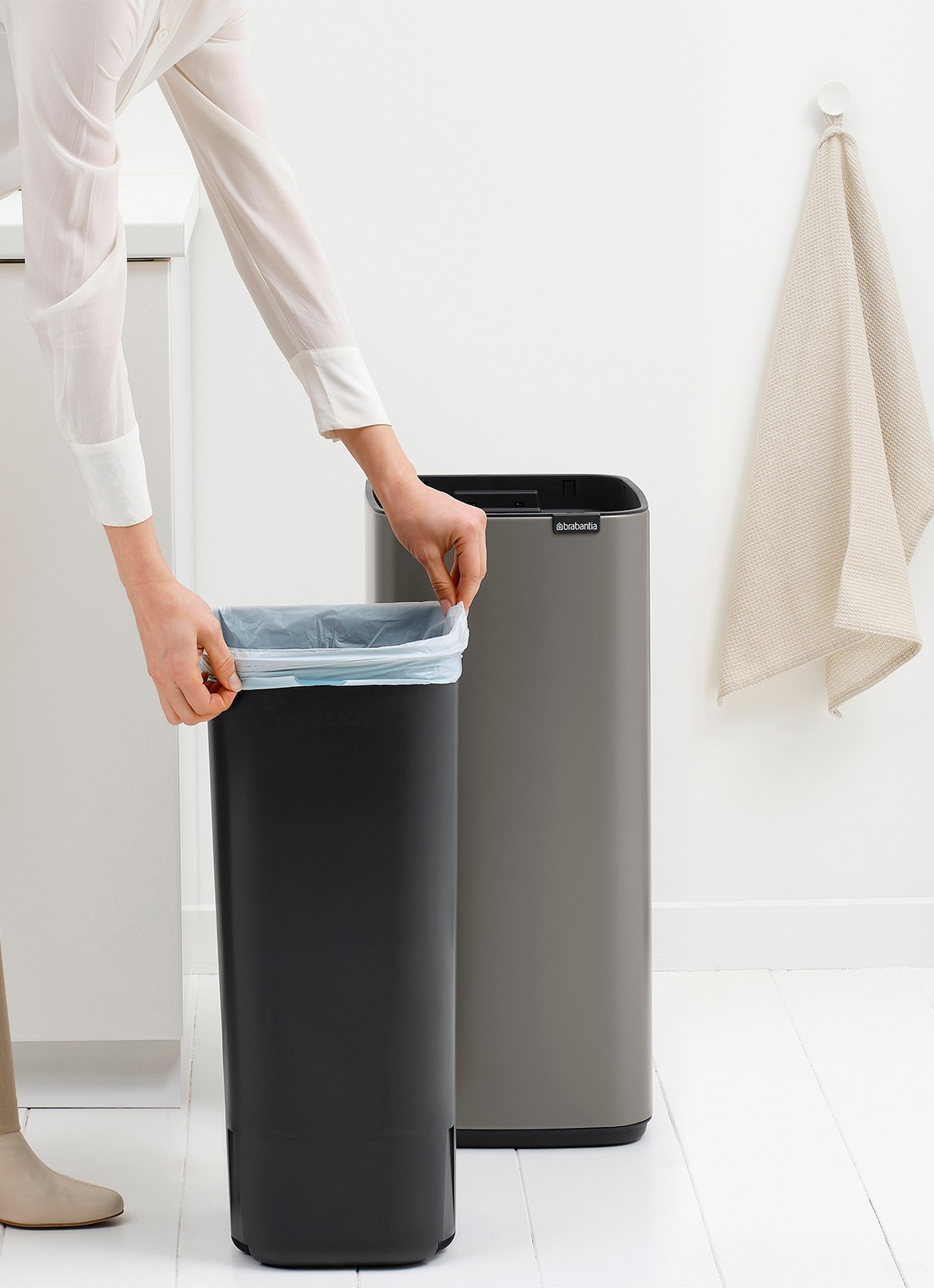 Brabantia Bo touch prullenbak 30 liter - detail 4 grijs
