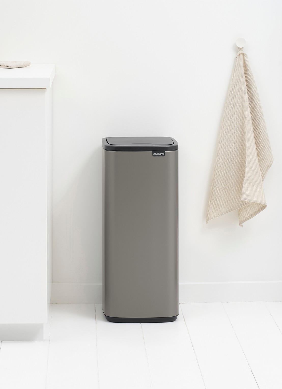 Brabantia Bo touch prullenbak 30 liter - detail 5 grijs