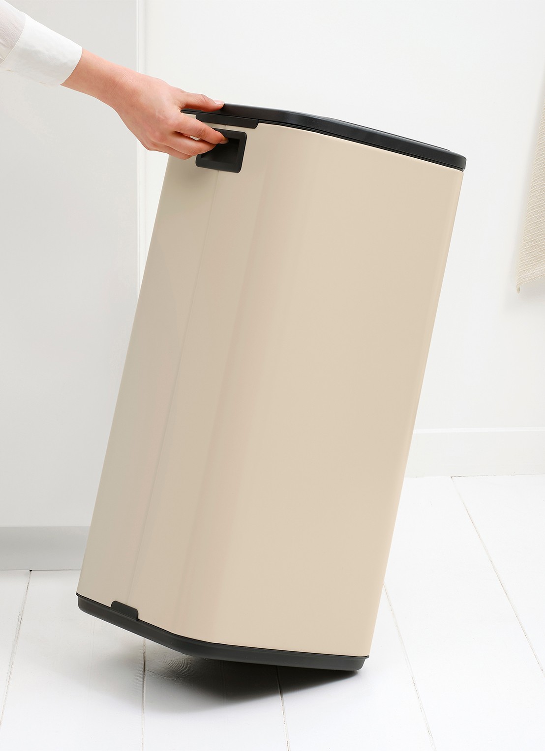Brabantia Bo touch prullenbak 30 liter - detail 3 beige