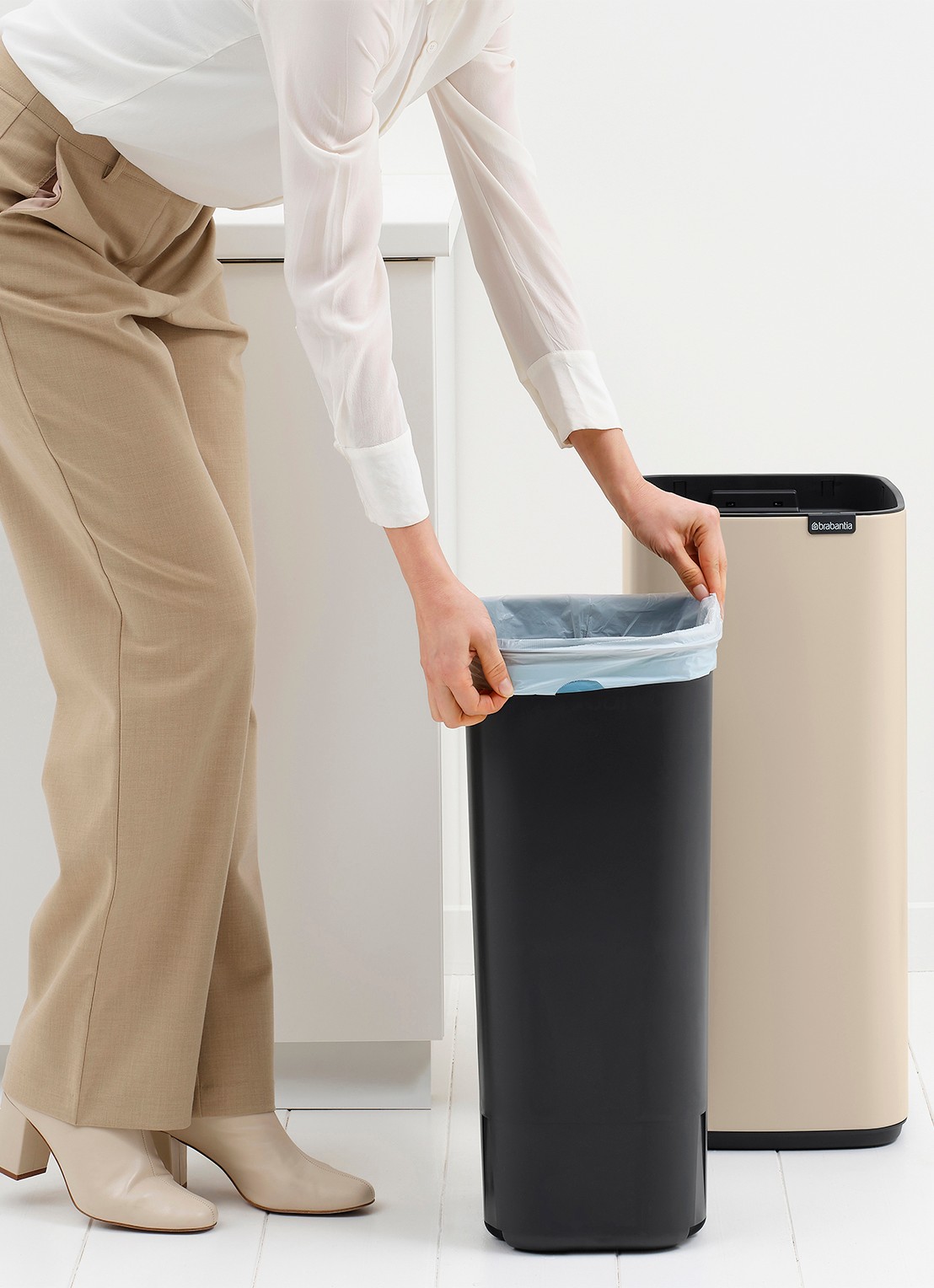 Brabantia Bo touch prullenbak 30 liter - detail 4 beige