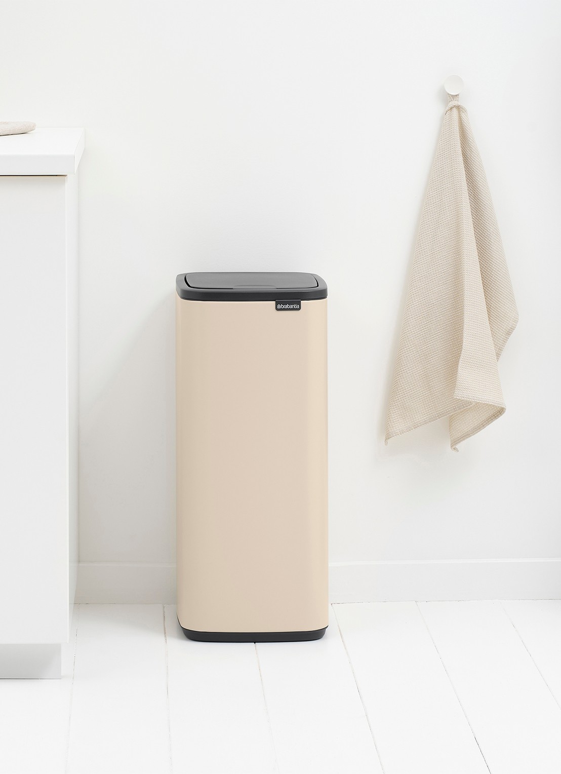 Brabantia Bo touch prullenbak 30 liter - detail 5 beige