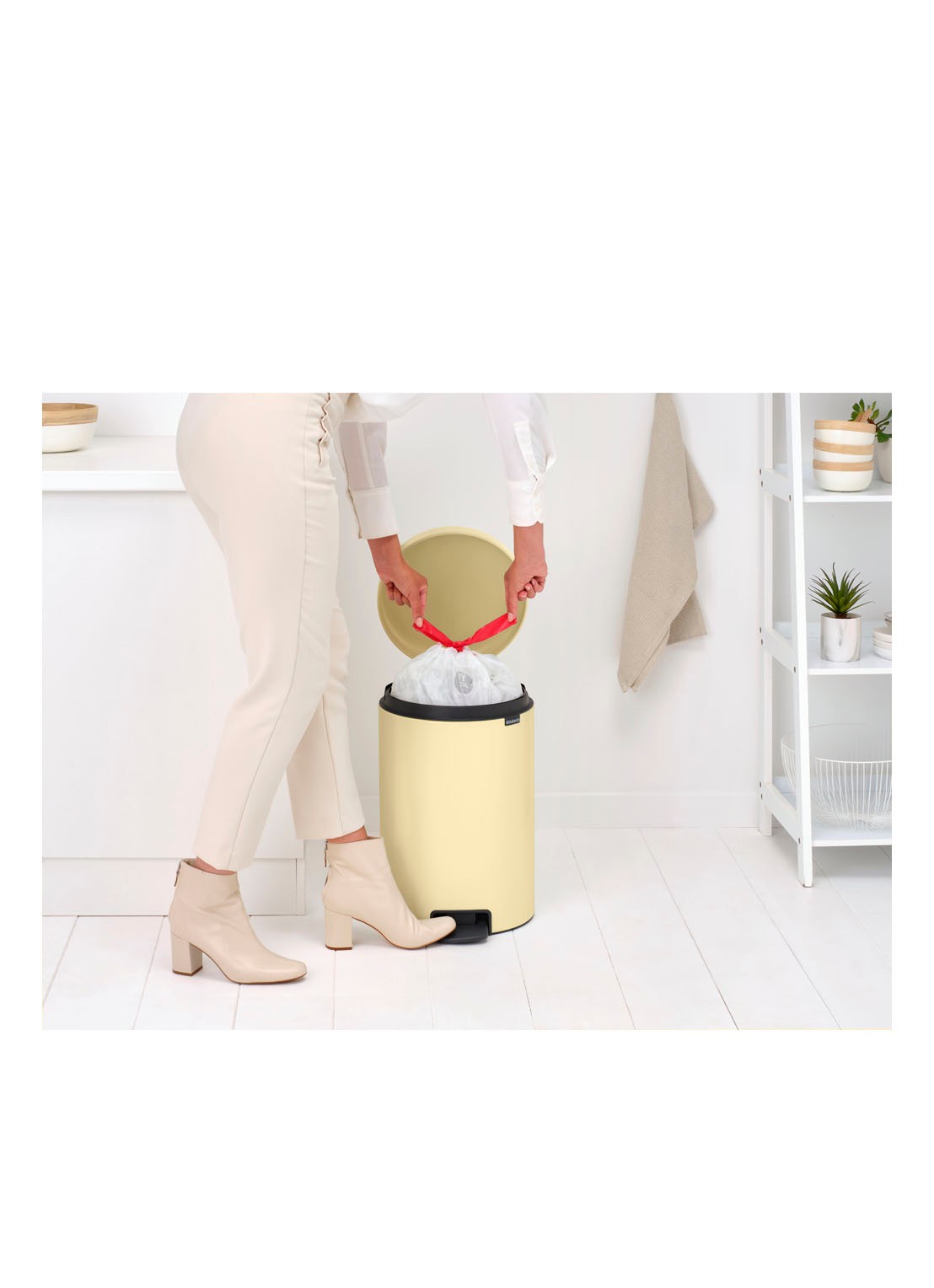 Brabantia NewIcon pedaalemmer 20 liter - detail 3 lichtgeel