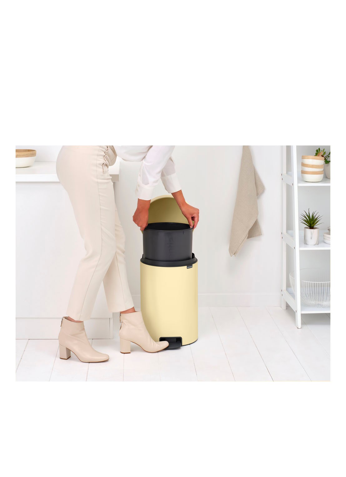 Brabantia NewIcon pedaalemmer 20 liter - detail 4 lichtgeel
