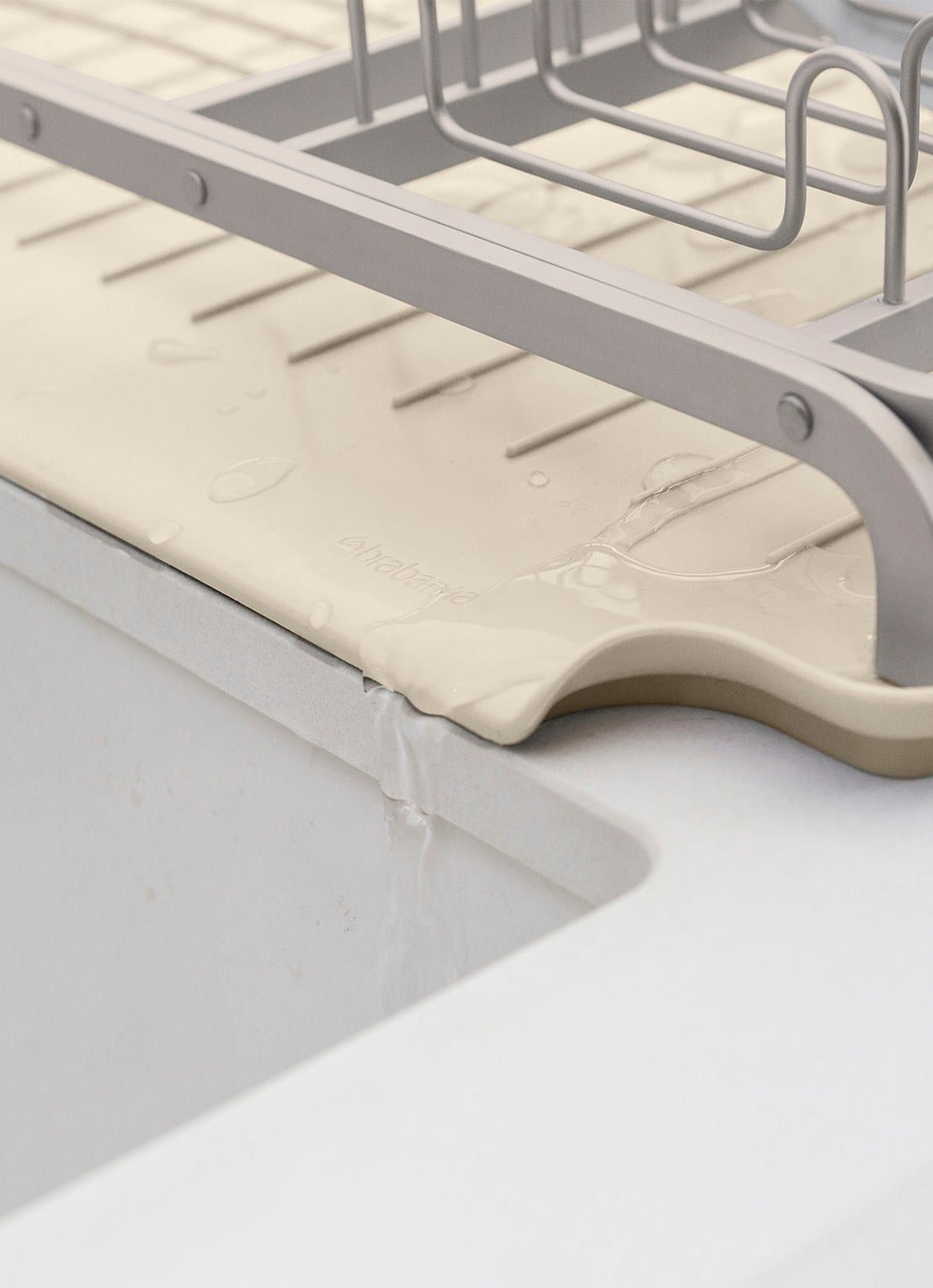 Brabantia SinkSide afdruiprek met lekbak en bestekhouder - detail beige
