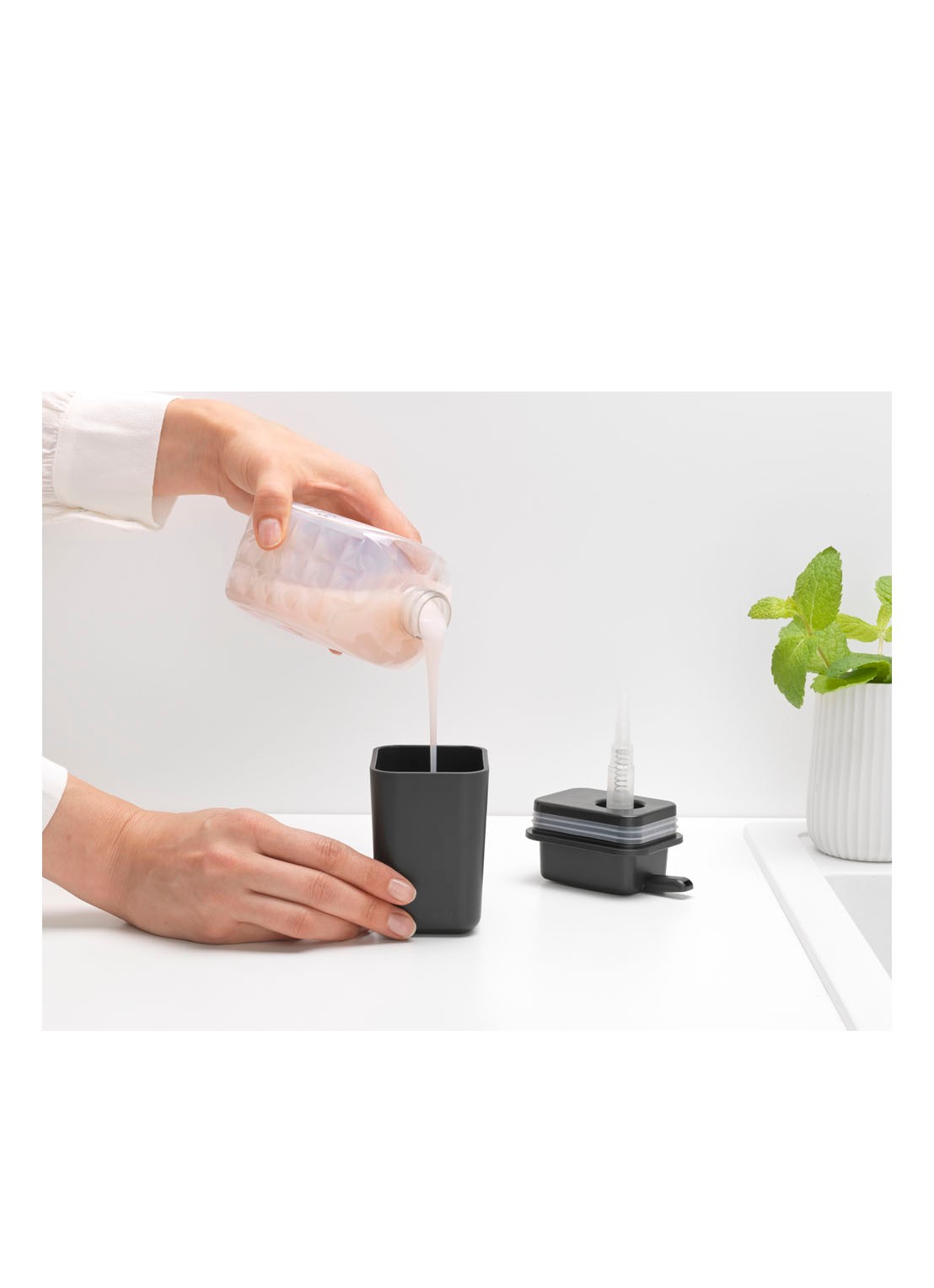 Brabantia SinkSide zeeppomp 200 ml - detail 5 antraciet