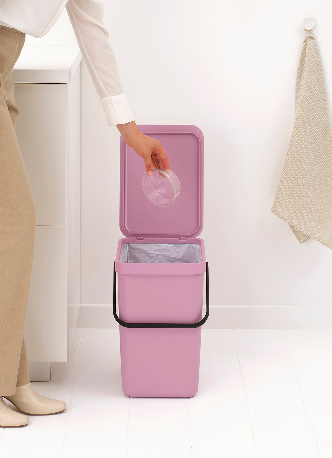 Brabantia Sort & Go prullenbak 25 liter - detail 2 donkerroze