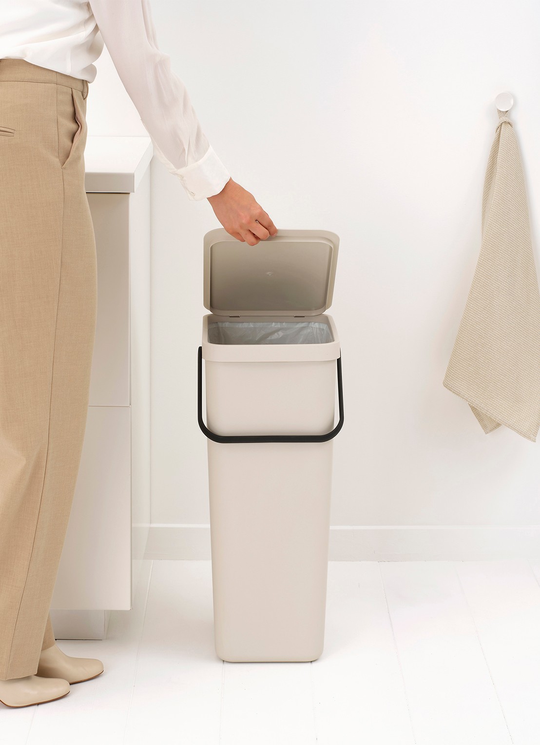 Brabantia Sort & Go prullenbak 40 liter - detail 4 beige