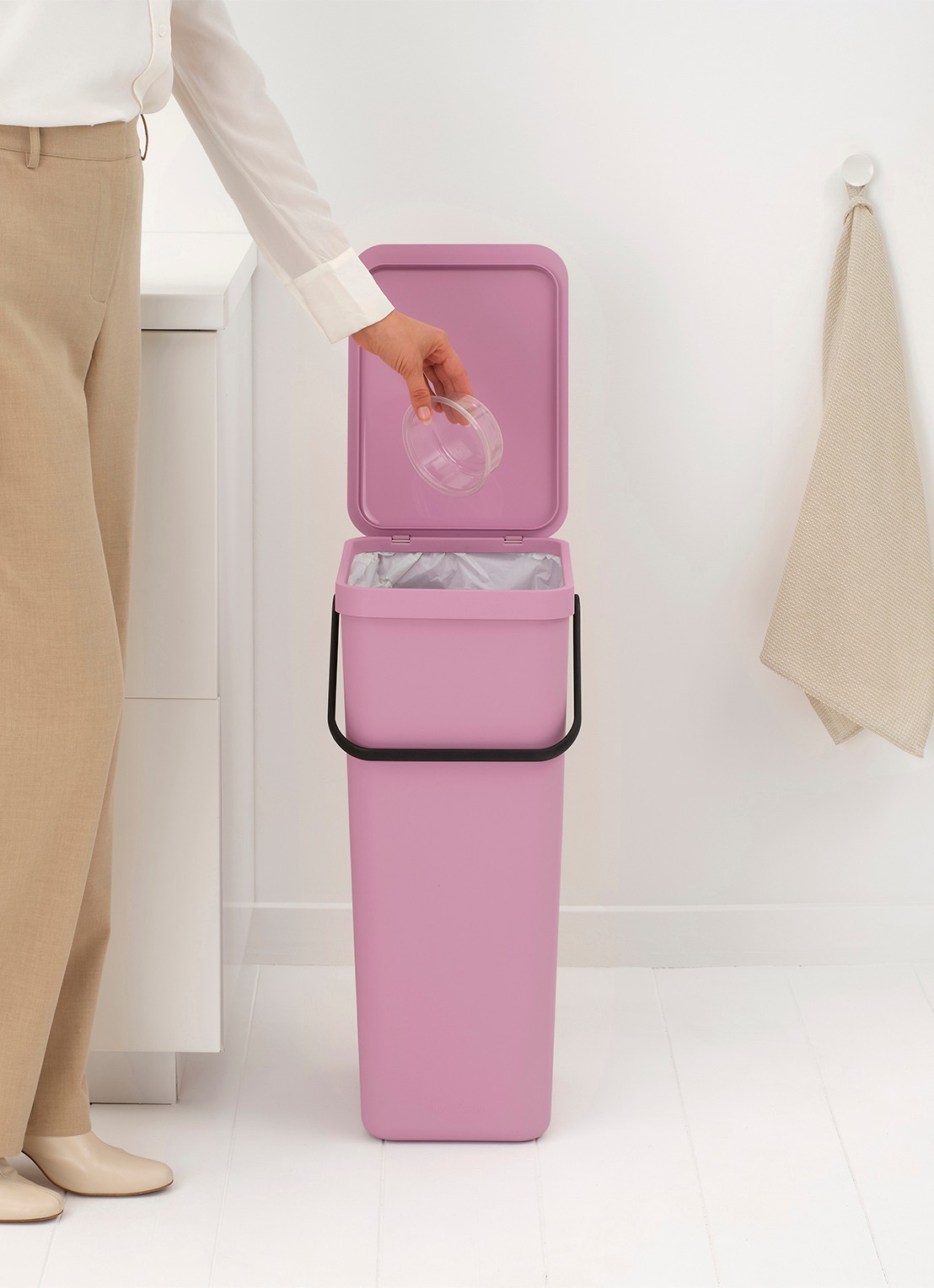Brabantia Sort & Go prullenbak 40 liter - detail 4 donkerroze