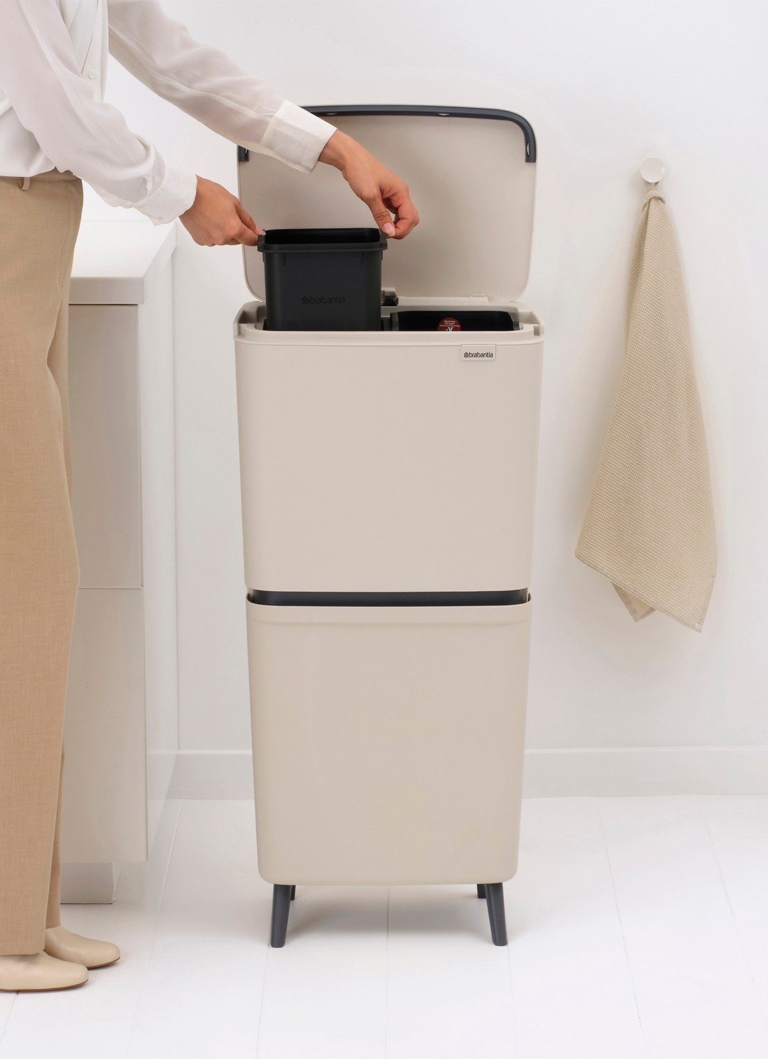 Brabantia SortUp prullenbak met deksel 45 liter - detail 3 beige