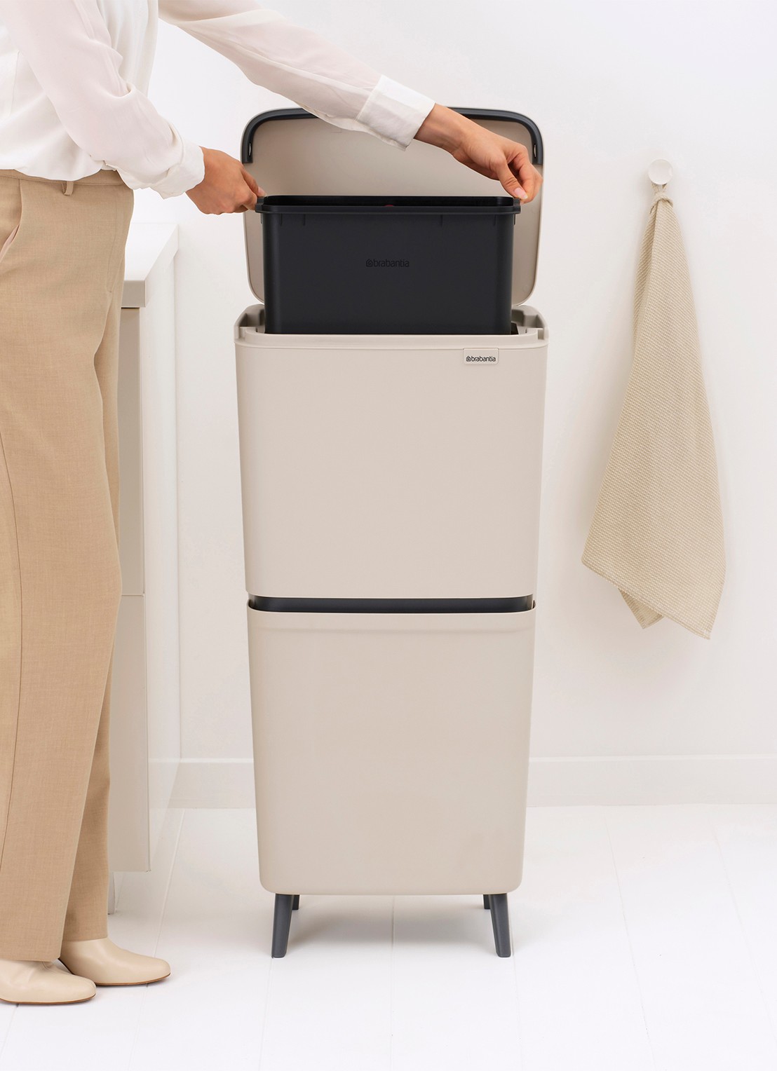 Brabantia SortUp prullenbak met deksel 45 liter - detail 6 beige