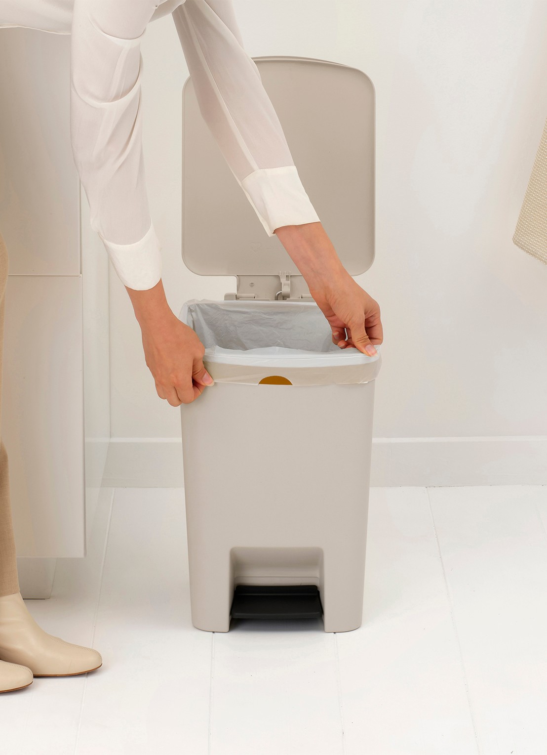 Brabantia StepUp pedaalemmer 25 liter - detail 6 beige