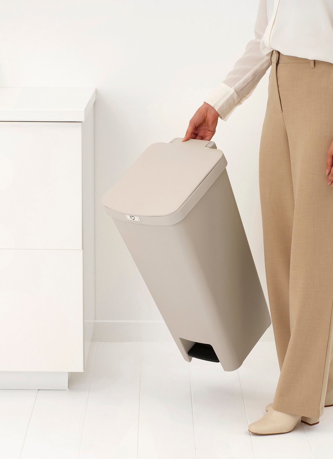 Brabantia StepUp pedaalemmer 40 liter - detail 3 beige