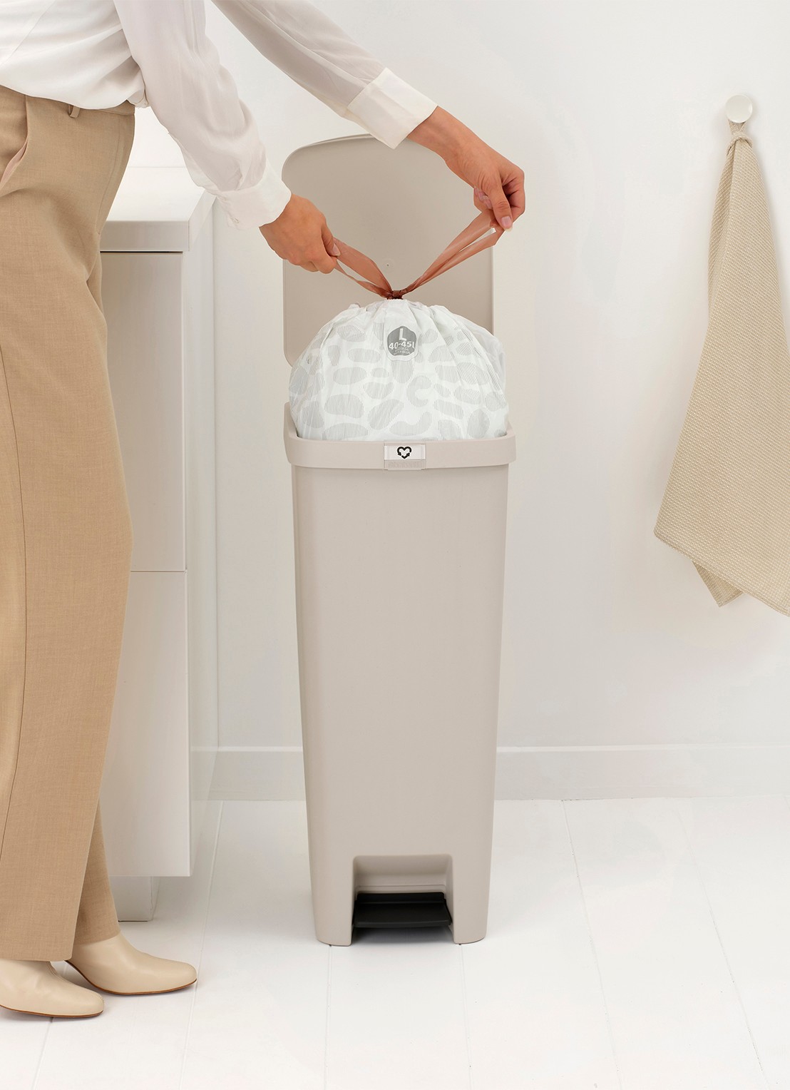 Brabantia StepUp pedaalemmer 40 liter - detail 4 beige
