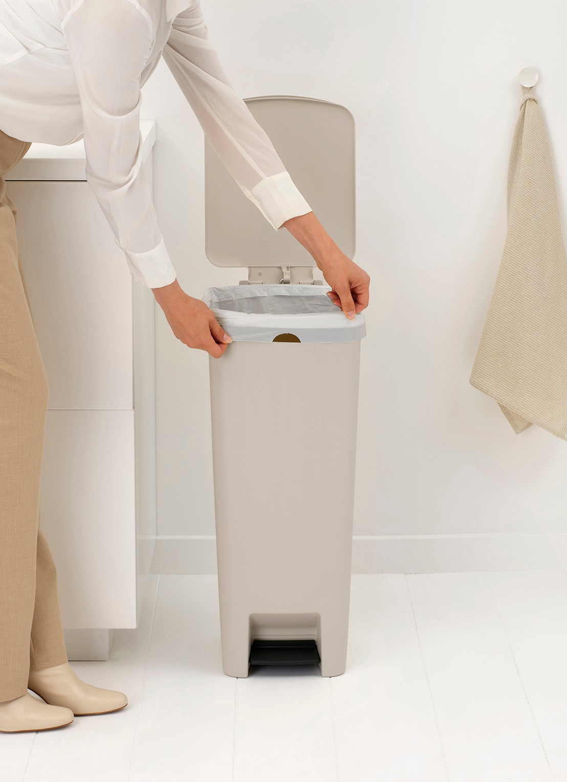 Brabantia StepUp pedaalemmer 40 liter - detail 5 beige