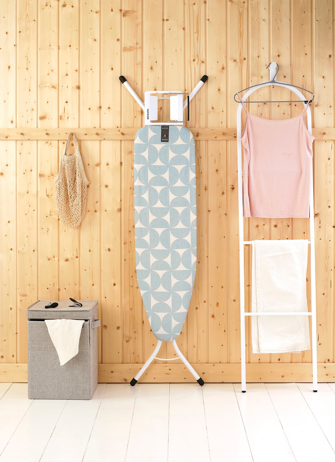 Brabantia Strijkplank A Fresh Breeze met strijkijzerhouder - detail 3 wit