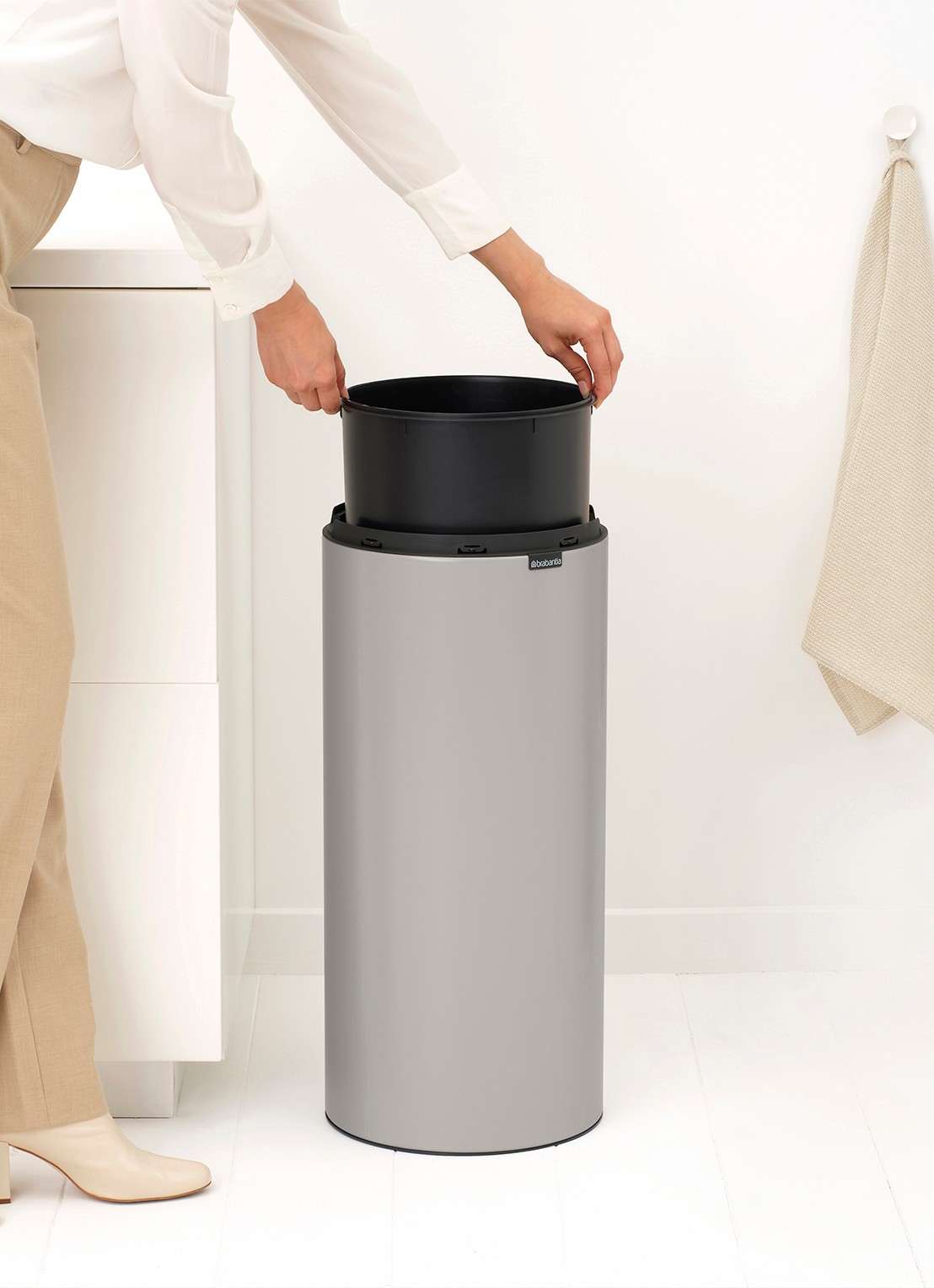 Brabantia Touch Bin prullenbak 30 liter - detail 6 middengrijs
