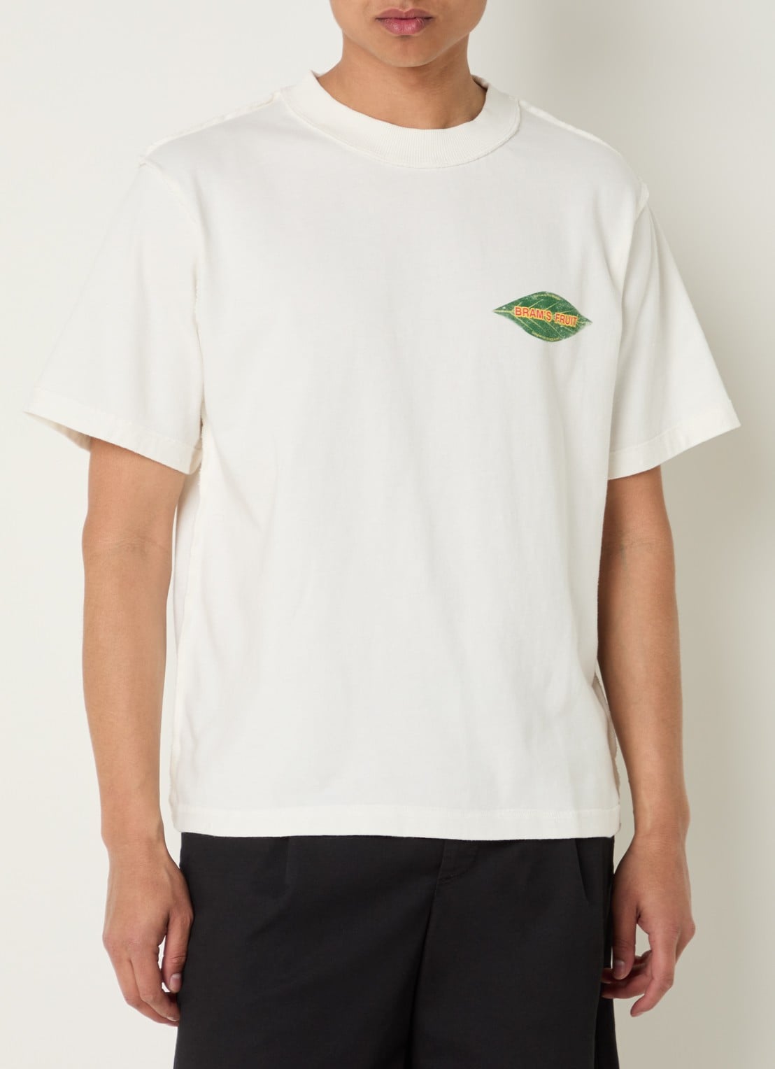 Bram's Fruit Distressed Leaf T-shirt met logo- en backprint - achterkant 3 gebroken wit