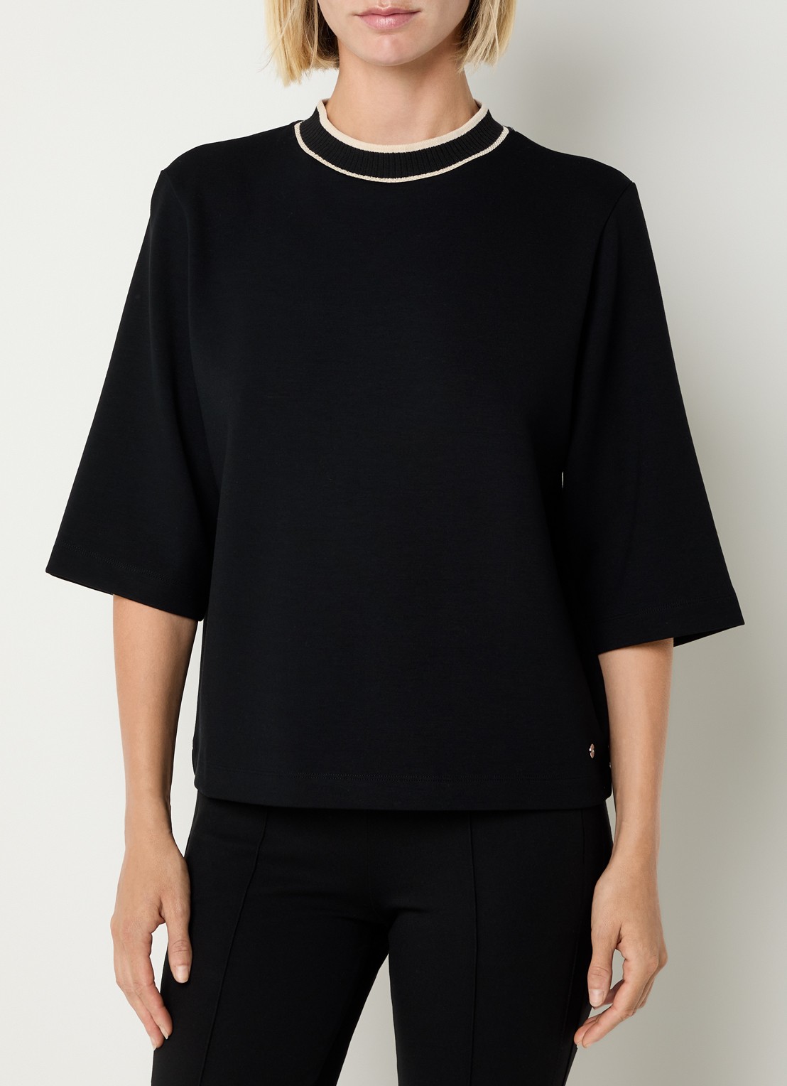 BRAX Berta T-shirt met opstaande kraag - detail zwart
