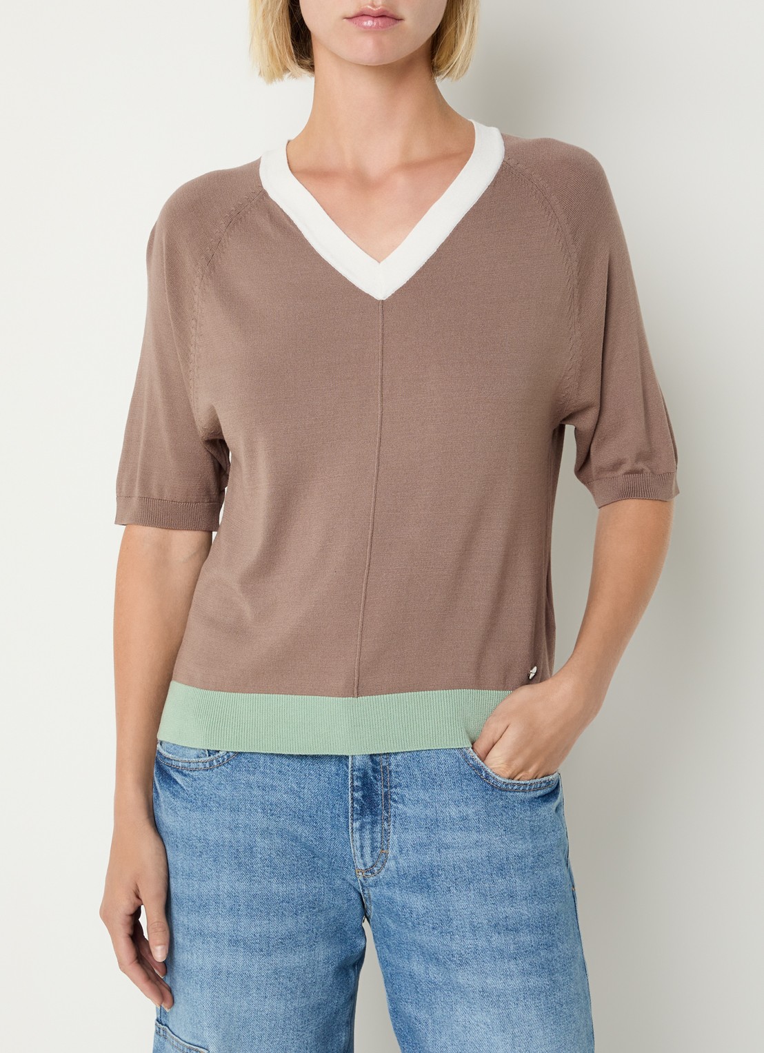 BRAX Lesley fijngebreide top met V-hals - detail 2 taupe