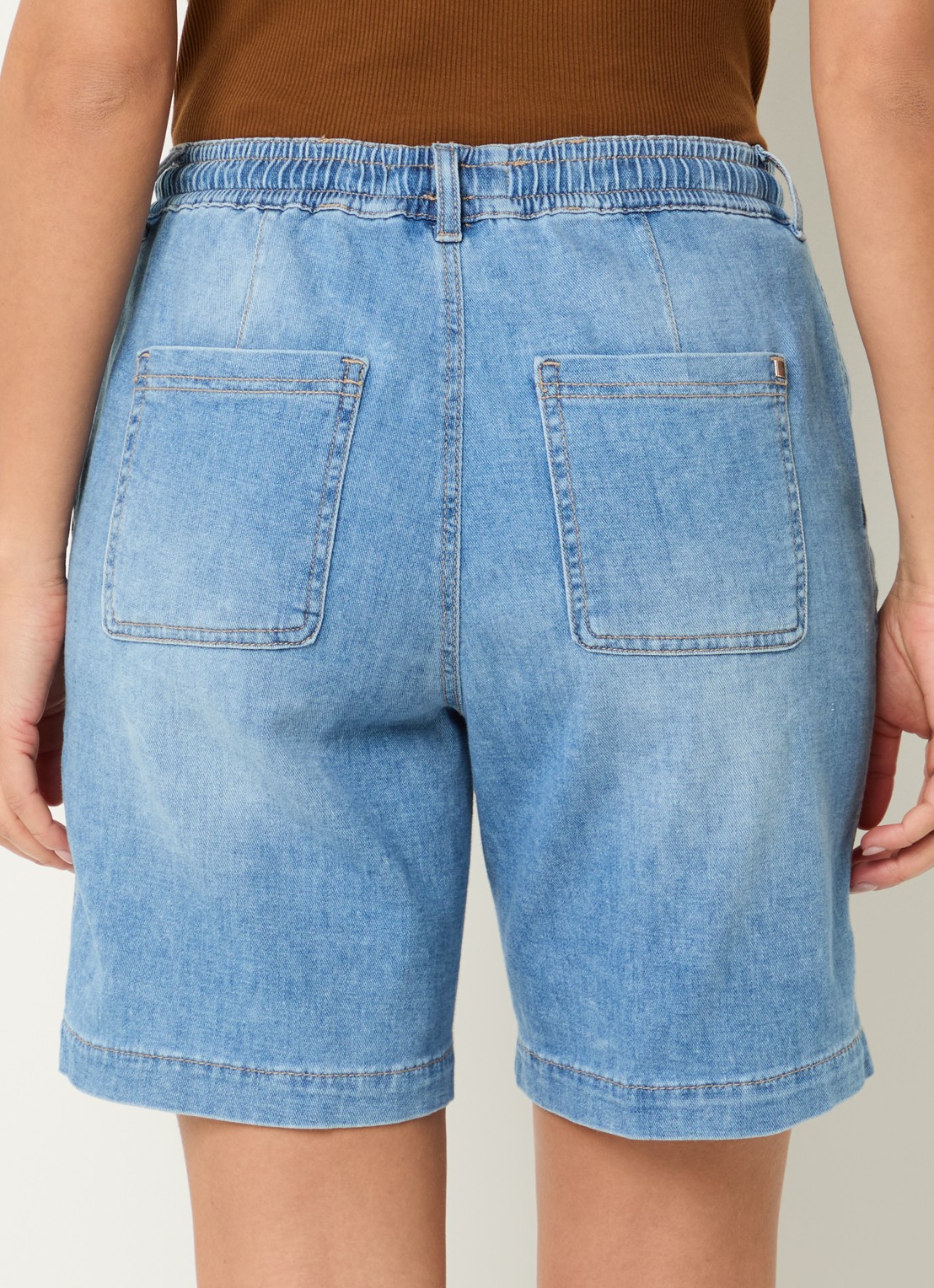 BRAX Maine mid waist wide fit korte broek met steekzakken - achterkant 3 blauwgrijs