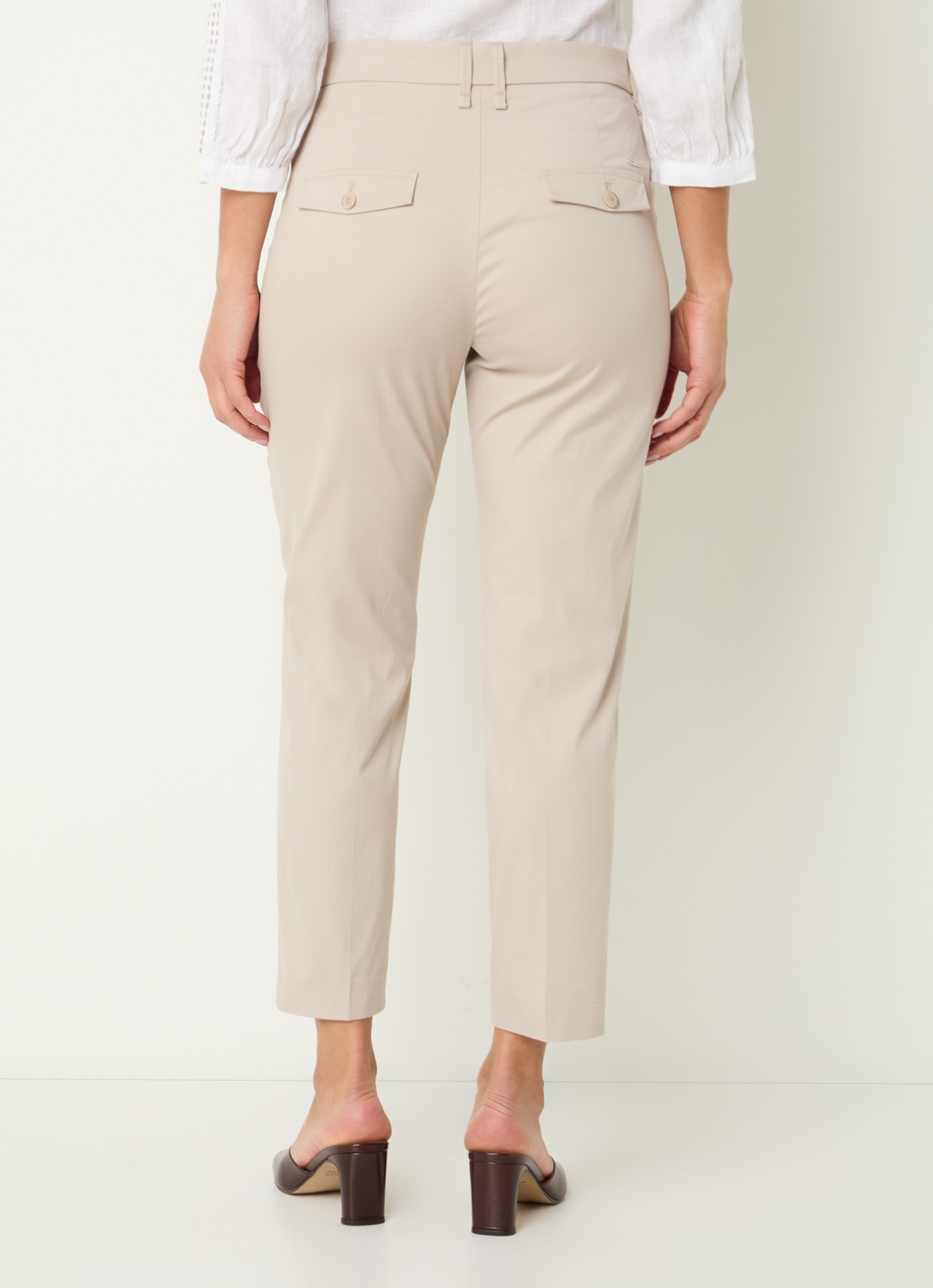 BRAX Mara mid waist cropped slim fit broek met steekzakken - achterkant 4 beige