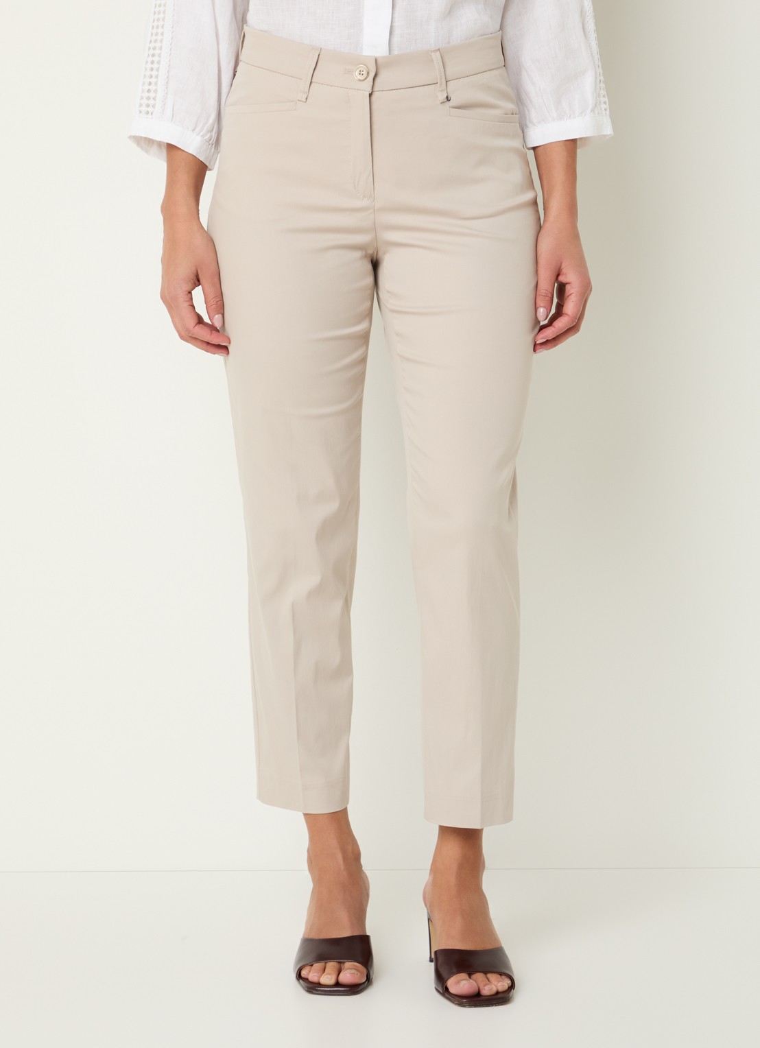 BRAX Mara mid waist cropped slim fit broek met steekzakken - detail 3 beige