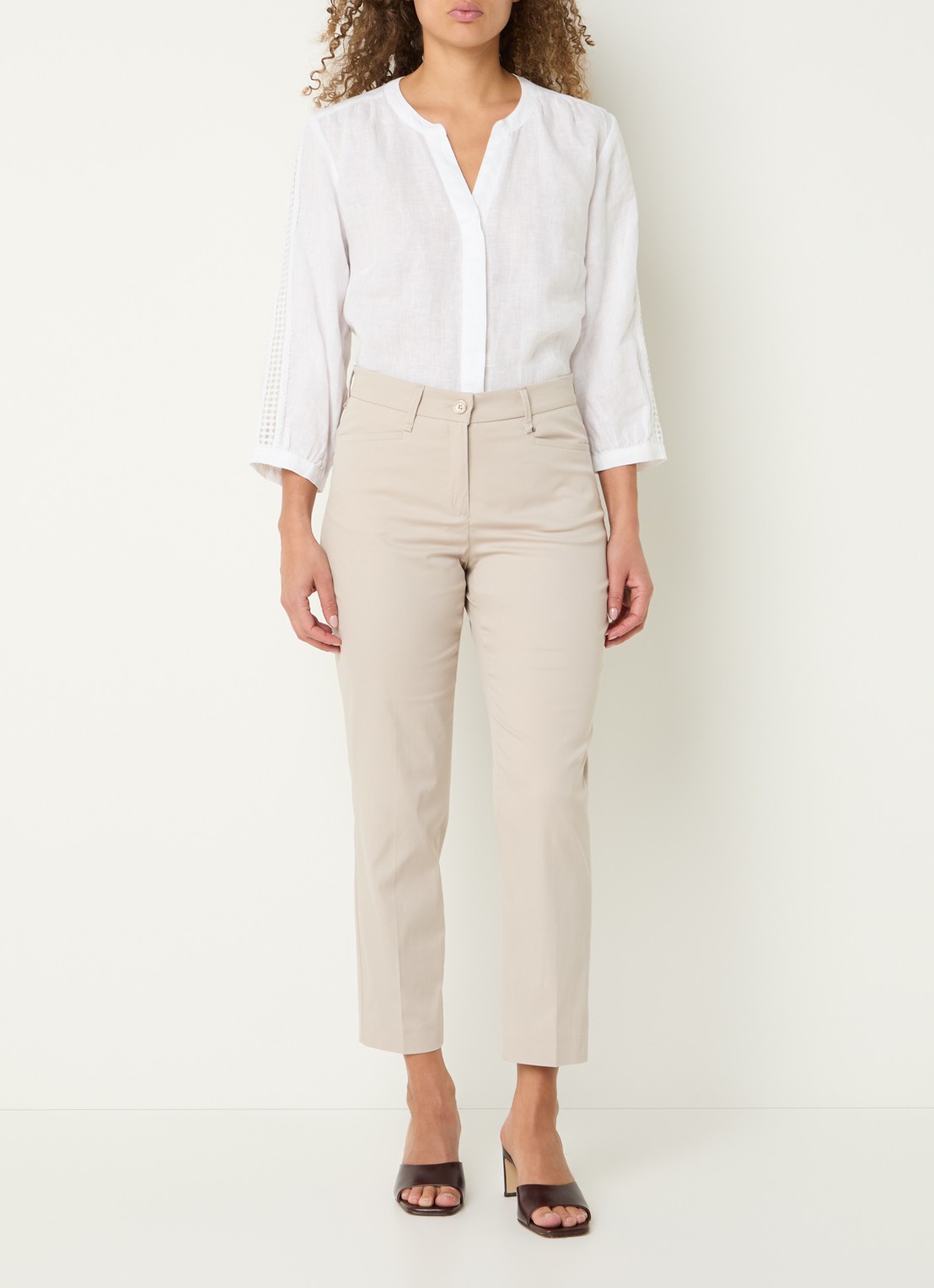 BRAX Mara mid waist cropped slim fit broek met steekzakken - voorkant 2 beige