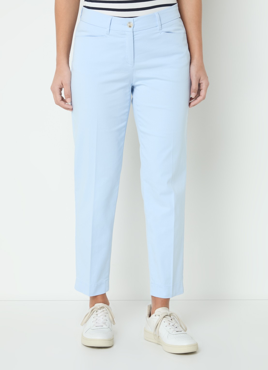 BRAX Mara mid waist cropped slim fit chino met steekzakken - detail 3 lichtblauw