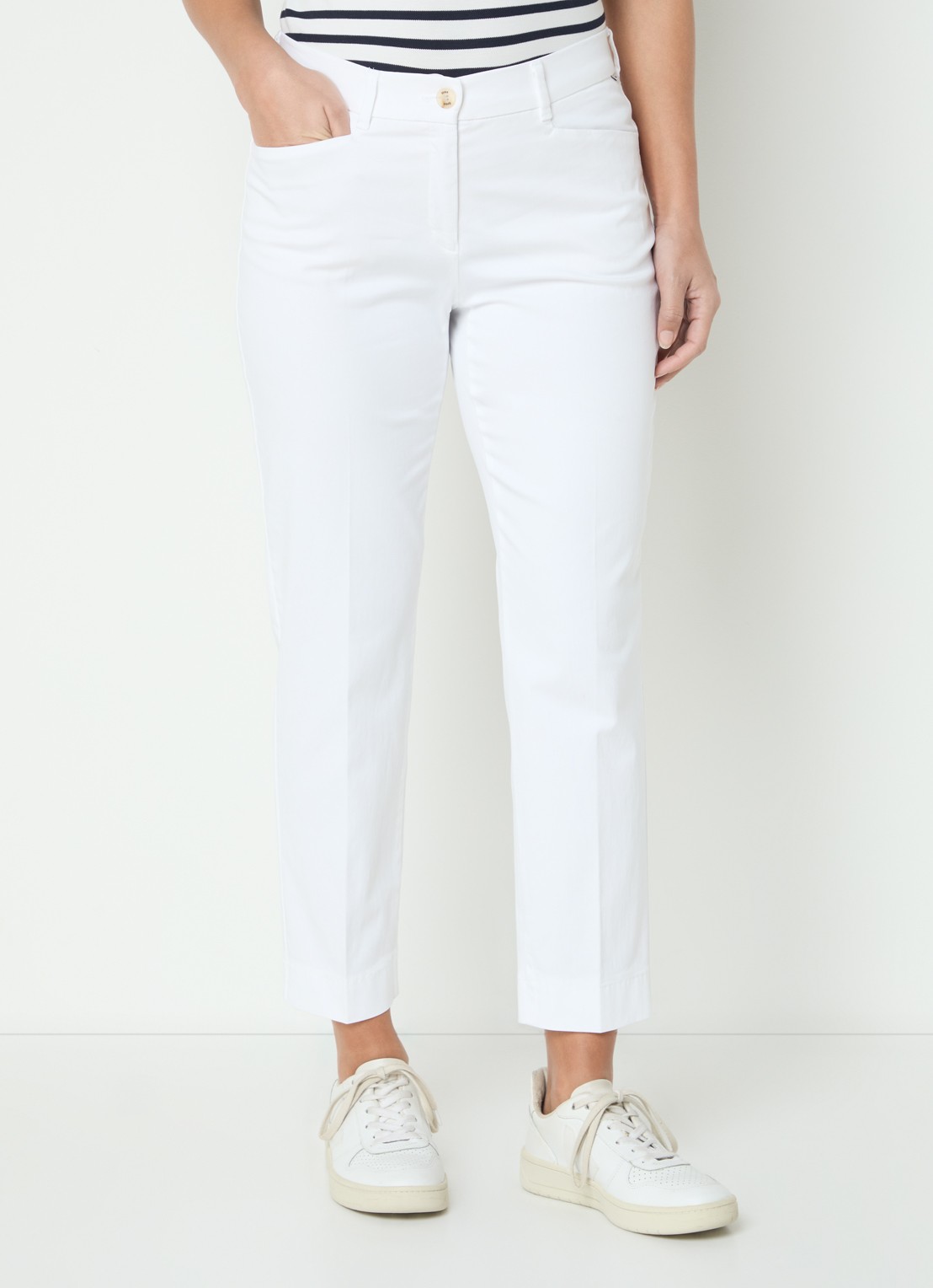 BRAX Mara mid waist cropped slim fit chino met steekzakken - detail 3 wit