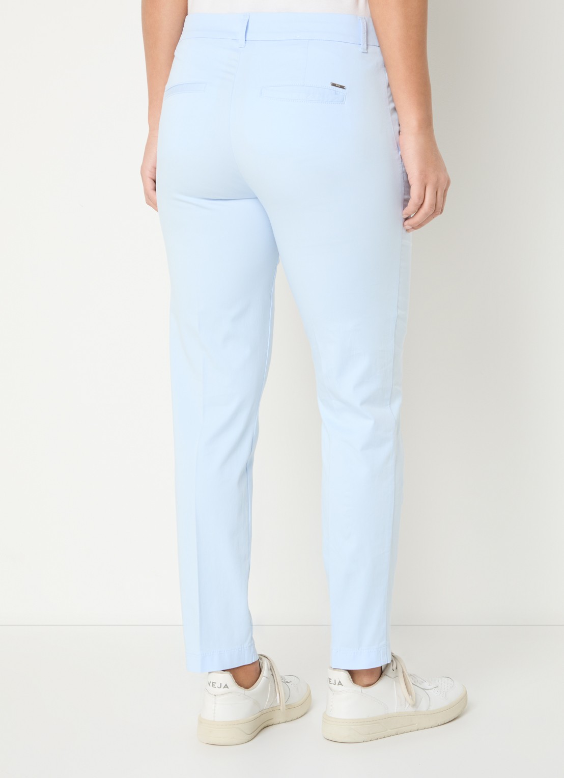 BRAX Maron mid waist cropped tapered fit chino met steekzakken - achterkant lichtblauw