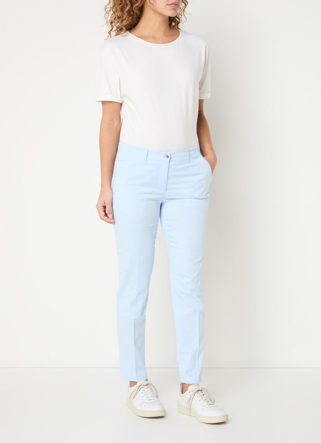 BRAX Maron mid waist cropped tapered fit chino met steekzakken - voorkant 3 lichtblauw
