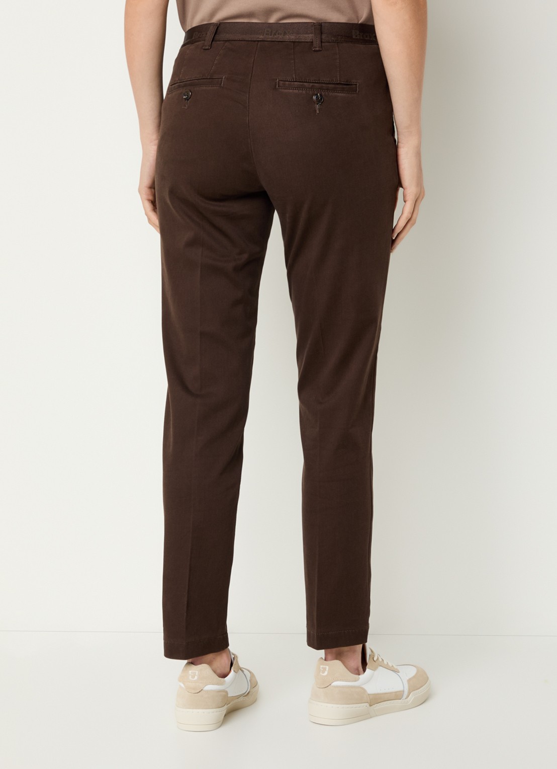 BRAX Maron mid waist slim fit chino  met elastische band - achterkant bruin