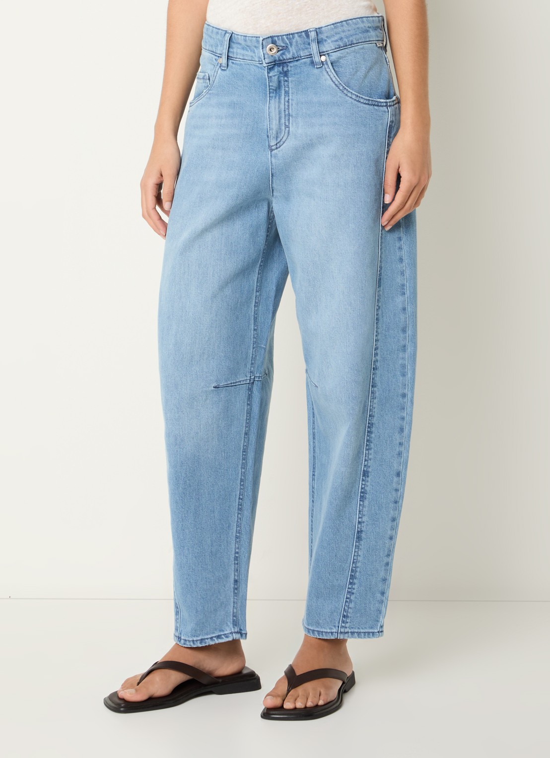 BRAX Megan mid waist tapered fit cropped jeans met lichte wassing - detail 2 lichtblauw