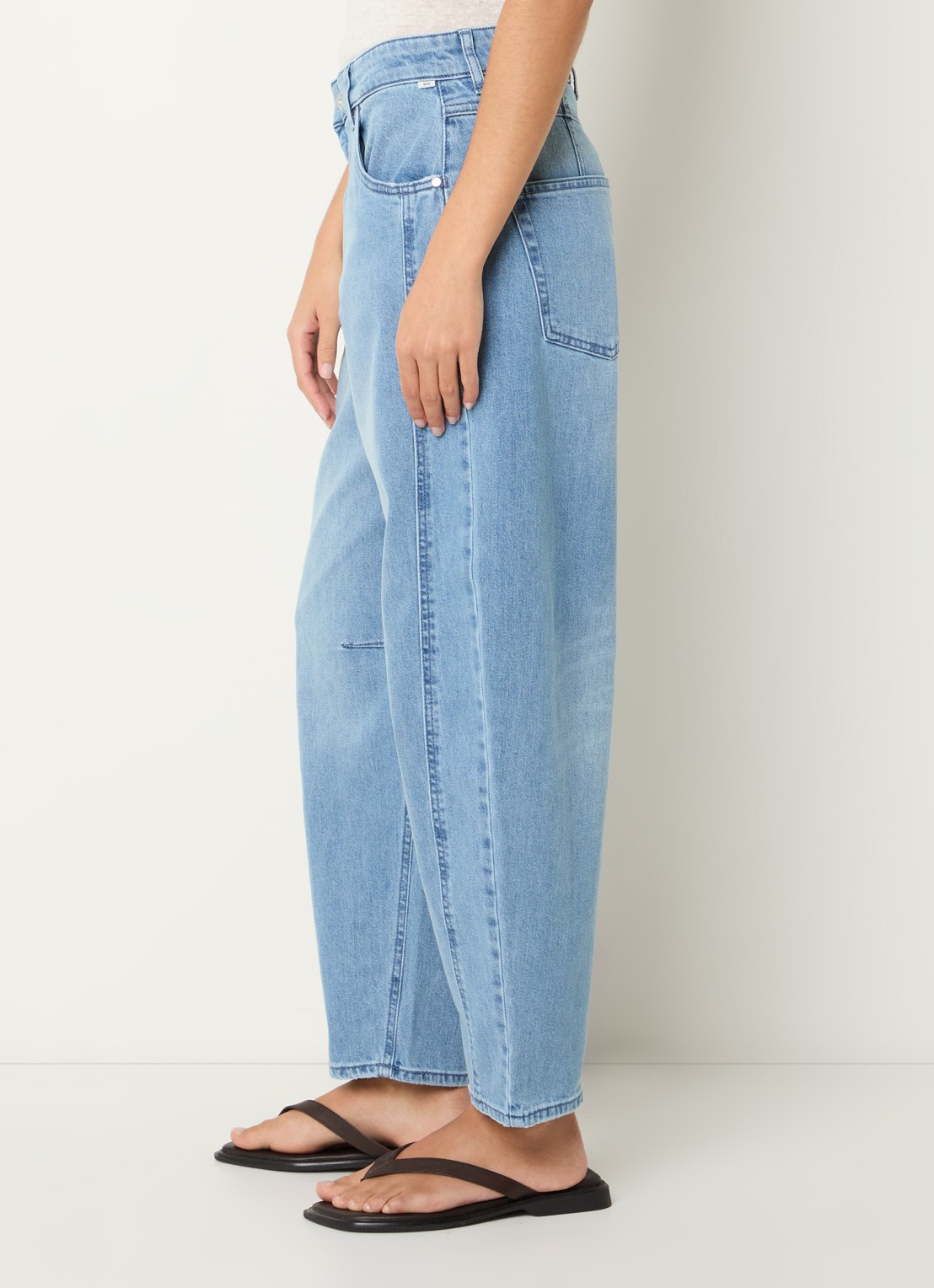 BRAX Megan mid waist tapered fit cropped jeans met lichte wassing - detail 3 lichtblauw