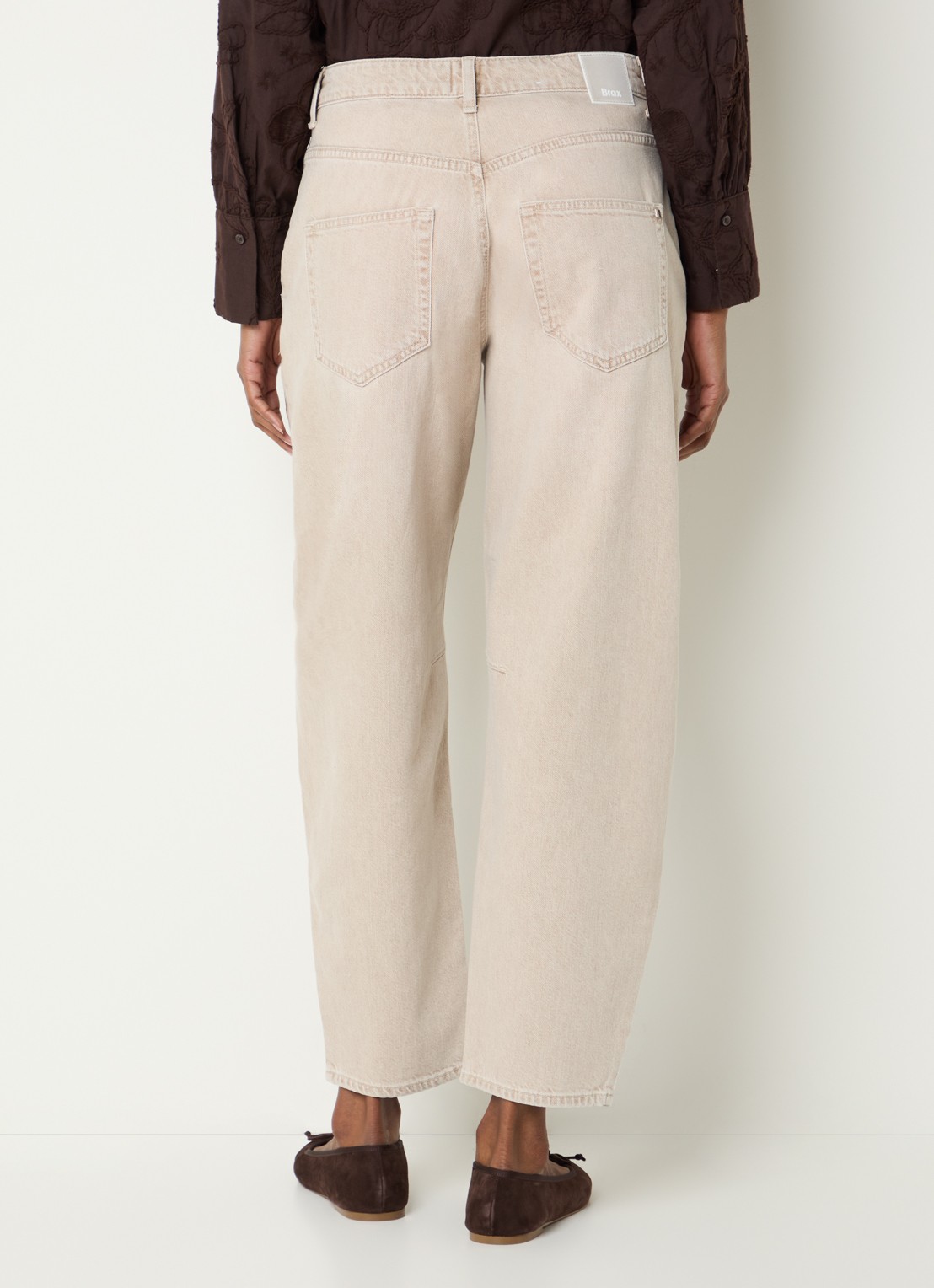 BRAX Megan S high waist tapered jeans met verwassen afwerking - achterkant 5 zand