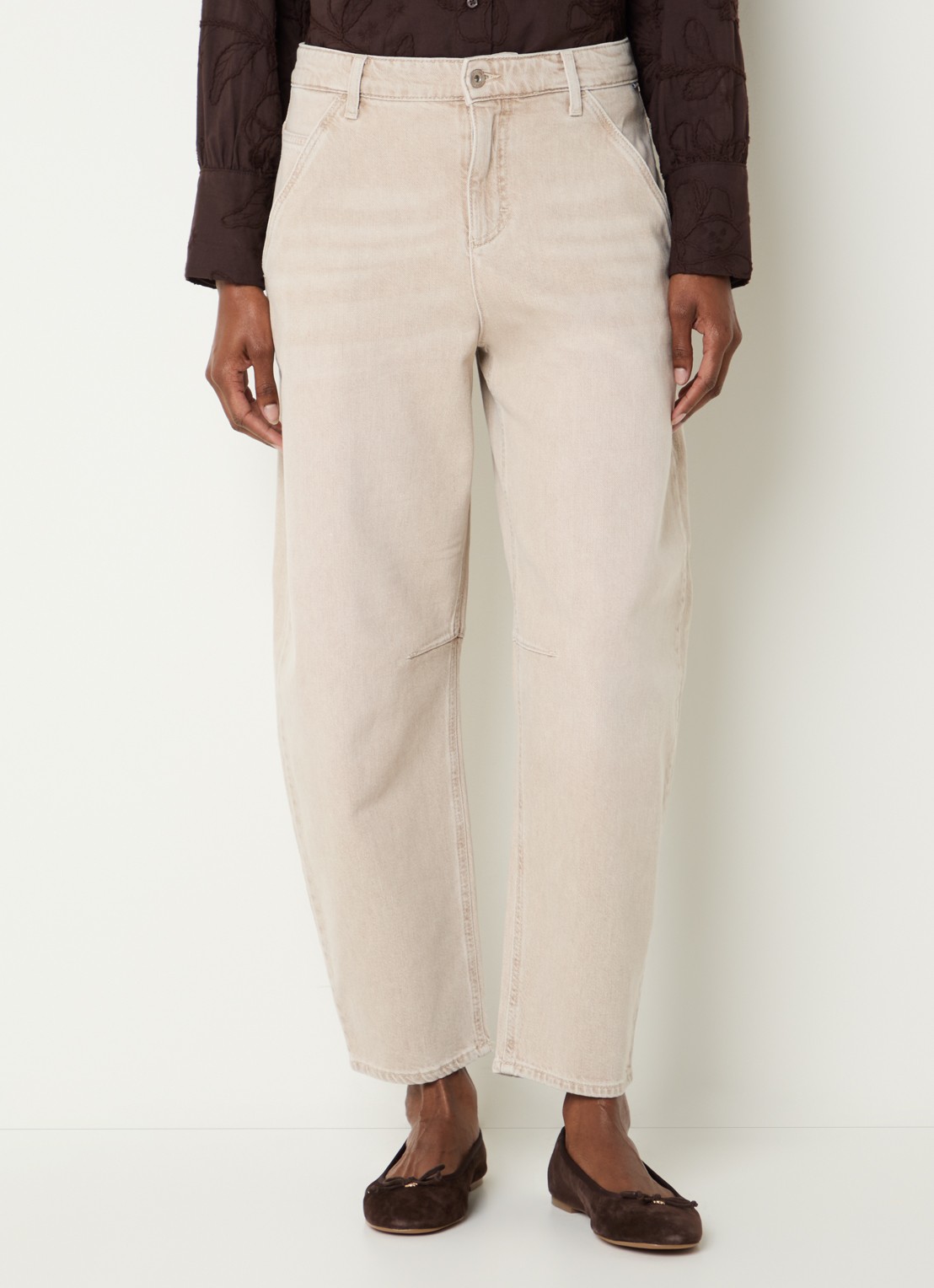 BRAX Megan S high waist tapered jeans met verwassen afwerking - detail 3 zand