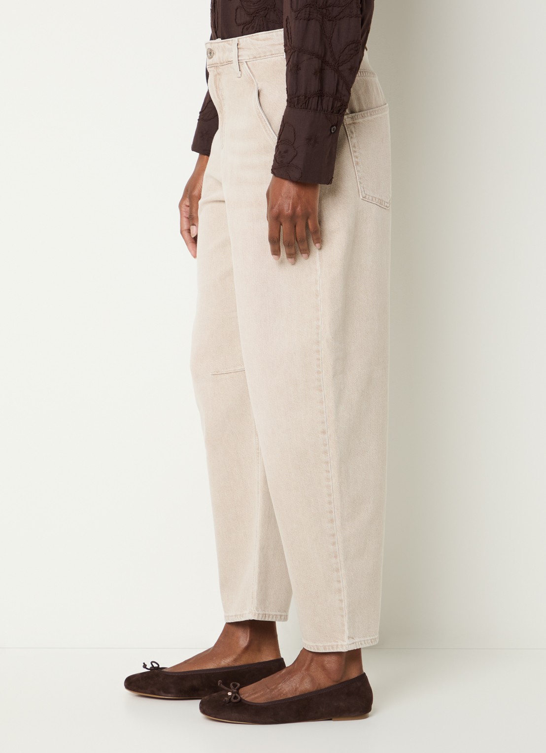 BRAX Megan S high waist tapered jeans met verwassen afwerking - detail 4 zand