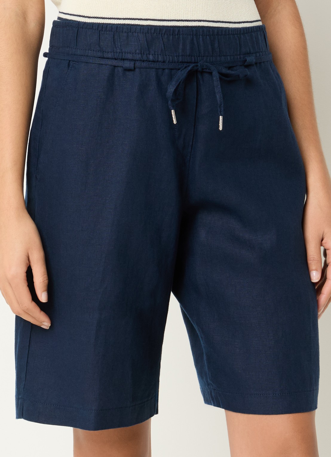 BRAX Mel mid waist straight fit korte broek van linnen - detail 4 donkerblauw
