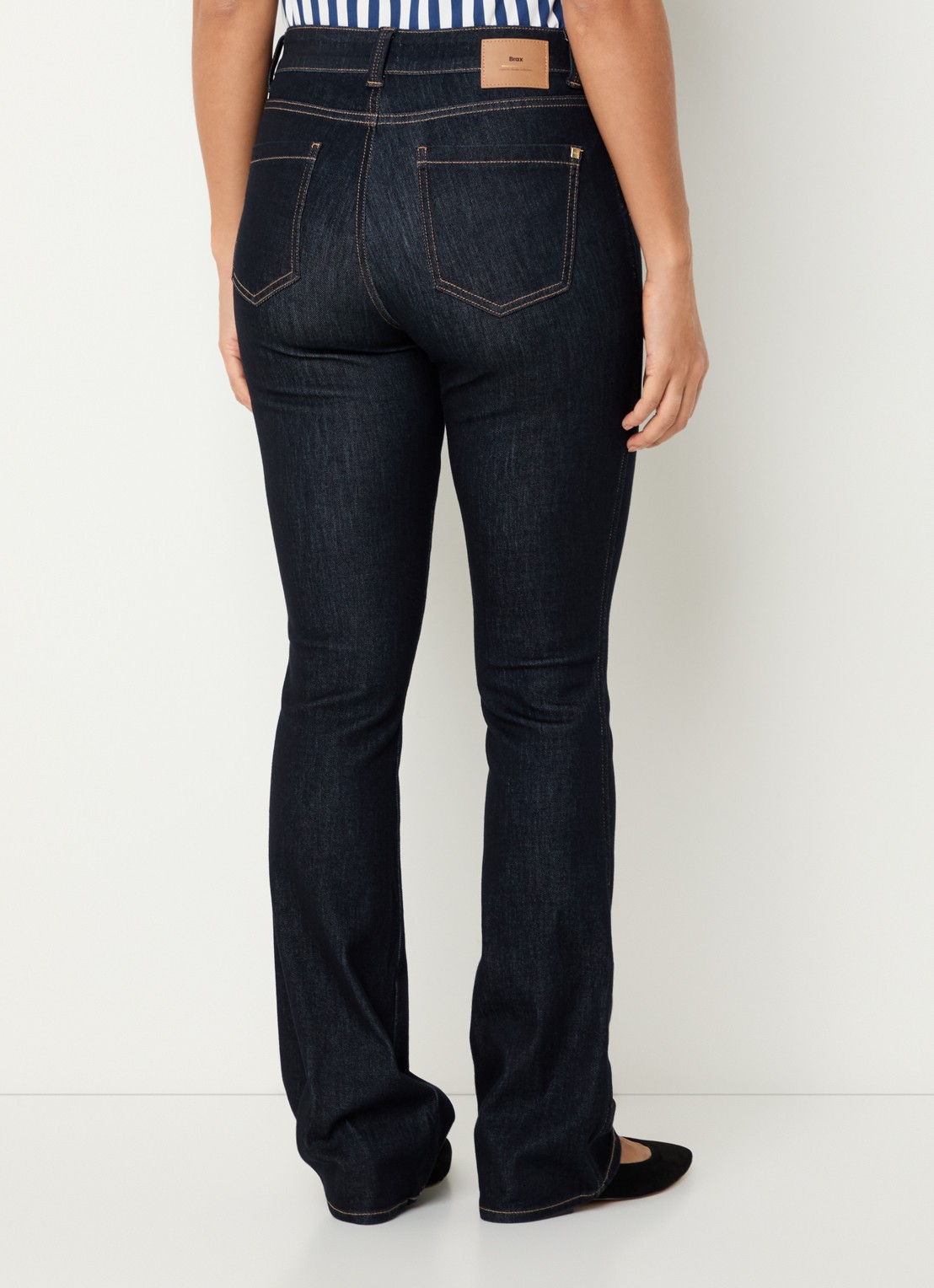 BRAX Shakira high waist bootcut jeans met donkere wassing - achterkant indigo