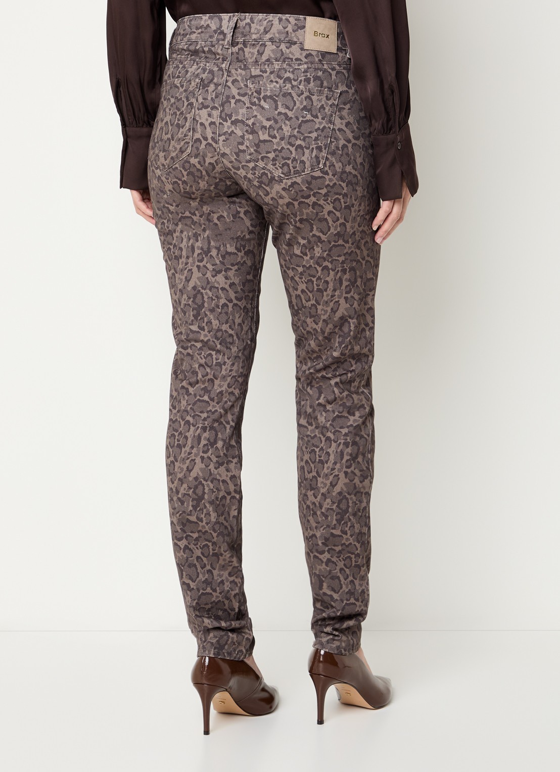 BRAX Shakira mid waist slim fit broek met panterprint  - achterkant 4 donkerbruin