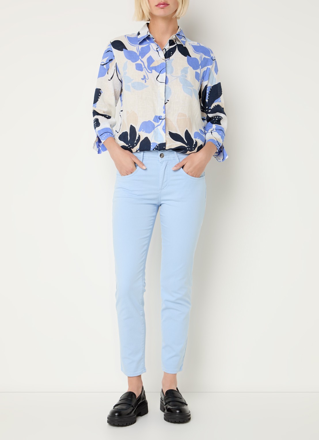 BRAX Shakira mid waist slim fit jeans  - voorkant 2 lichtblauw