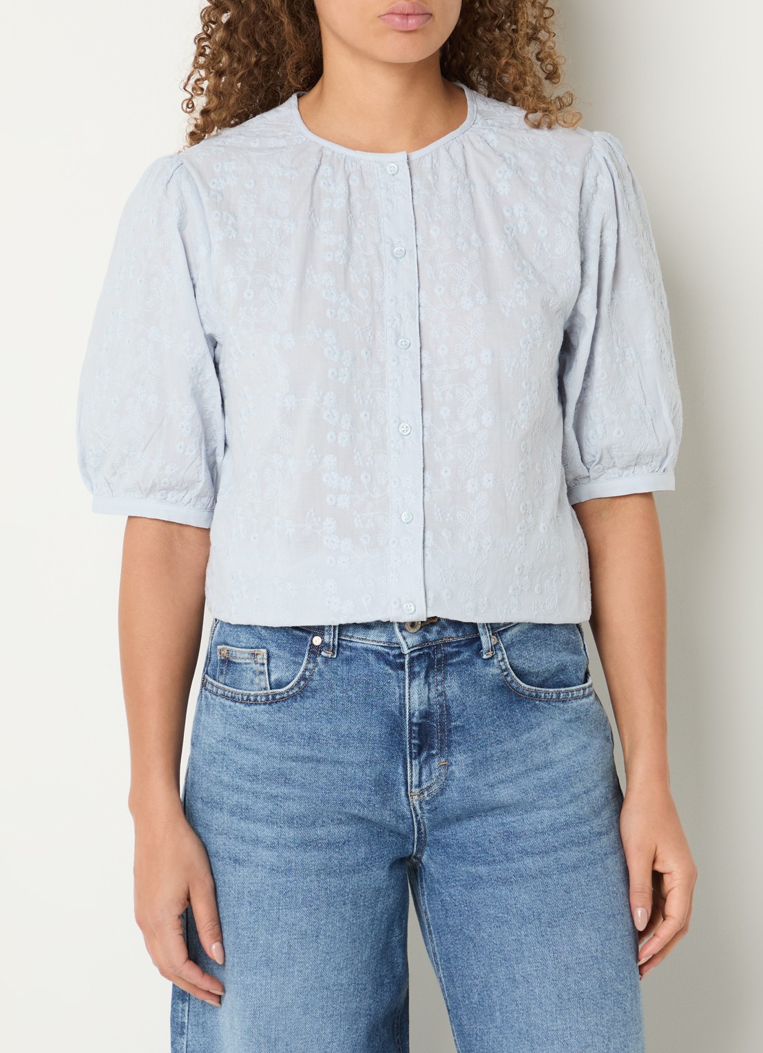 BRAX Vea blouse met broderie en ballonmouw - detail lichtblauw
