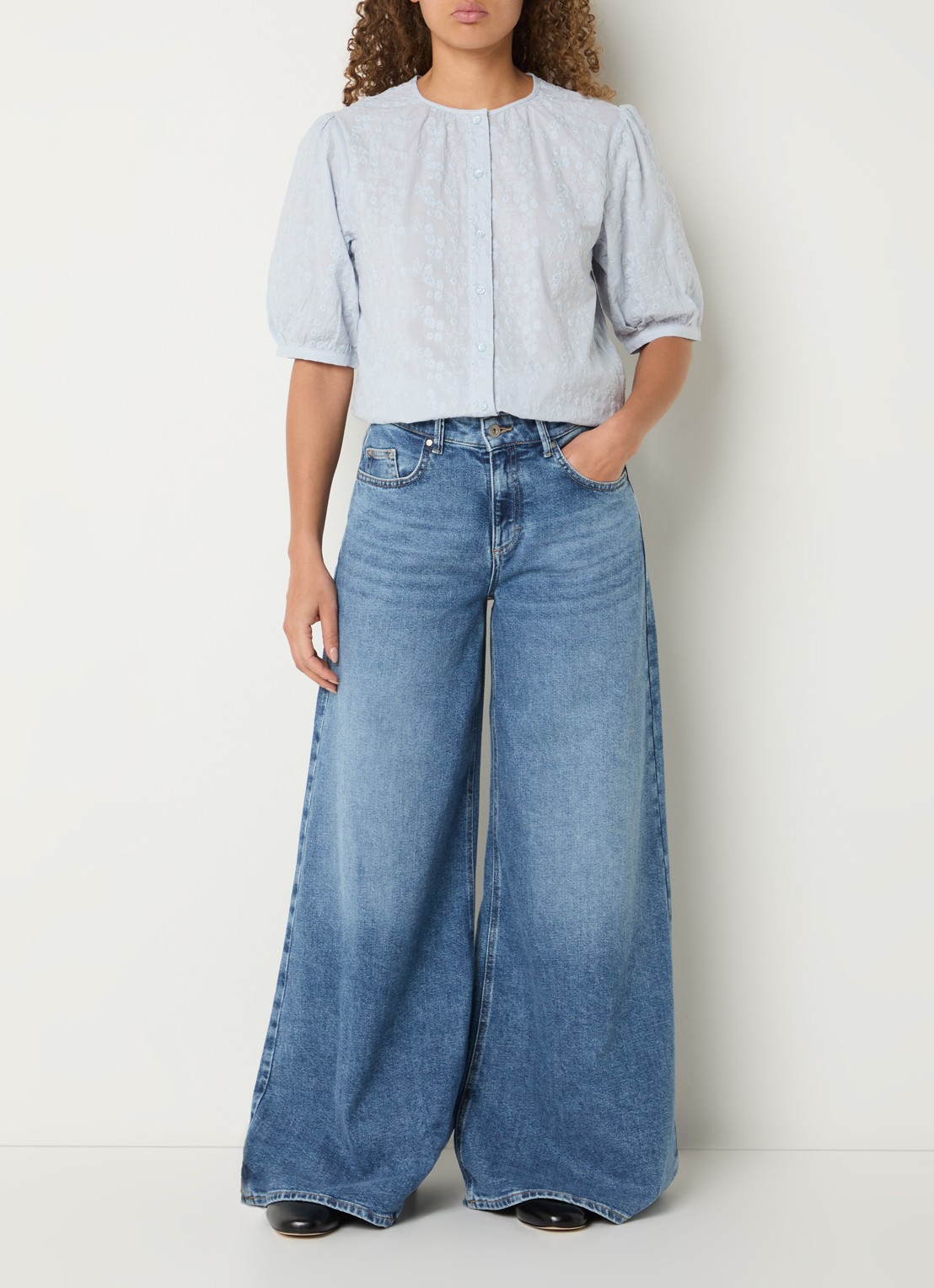 BRAX Vea blouse met broderie en ballonmouw - voorkant 3 lichtblauw