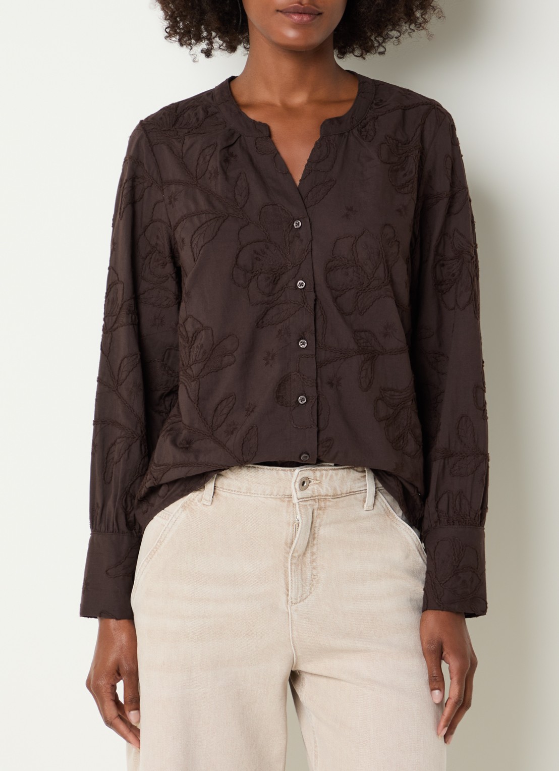BRAX Velia blouse met bloemborduring - detail donkerbruin