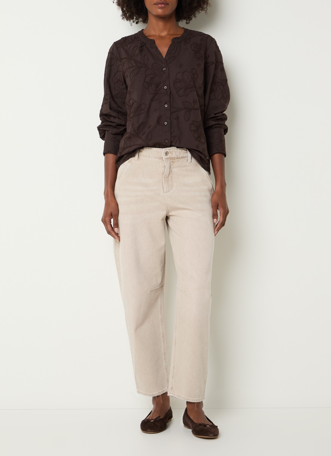 BRAX Velia blouse met bloemborduring - voorkant 3 donkerbruin