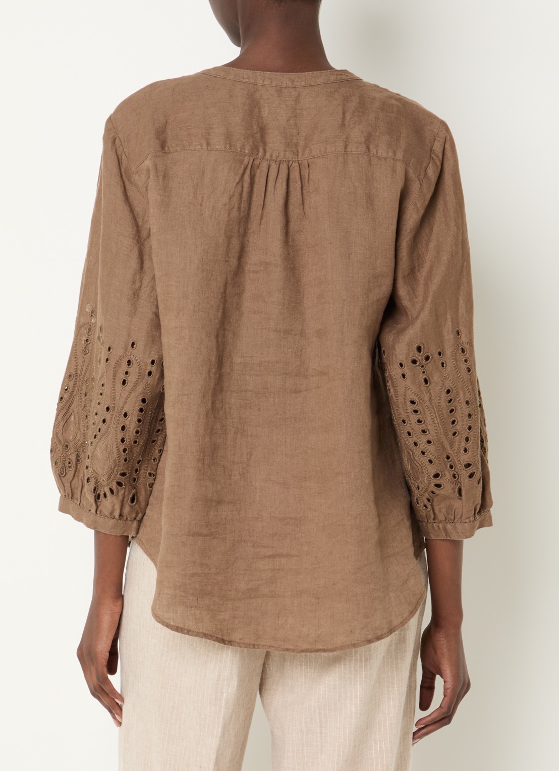 BRAX Velia blouse van linnen met broderie - achterkant 4 bruin