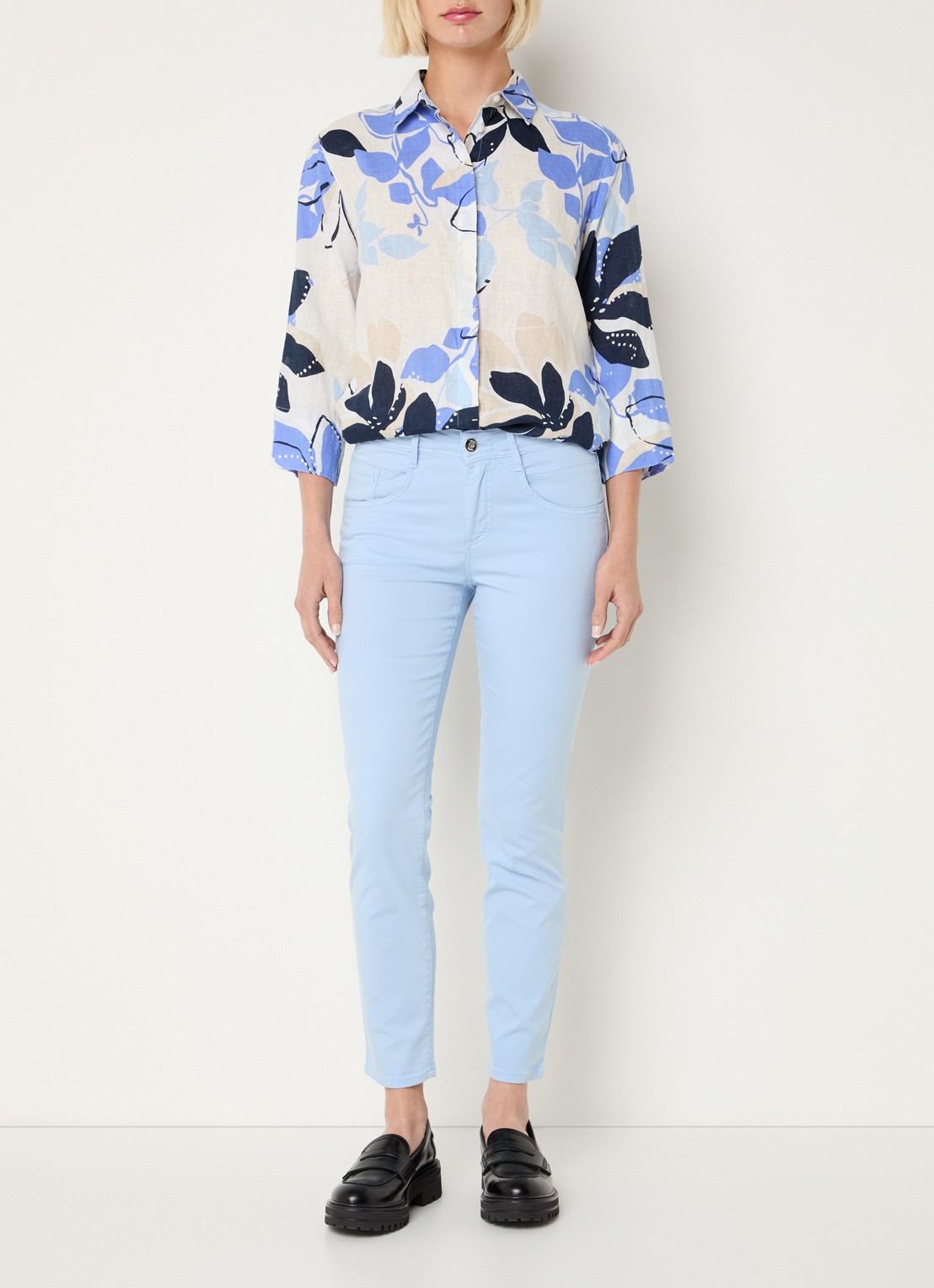 BRAX Vicki blouse van linnen met bloemenprint  - voorkant 5 middenblauw