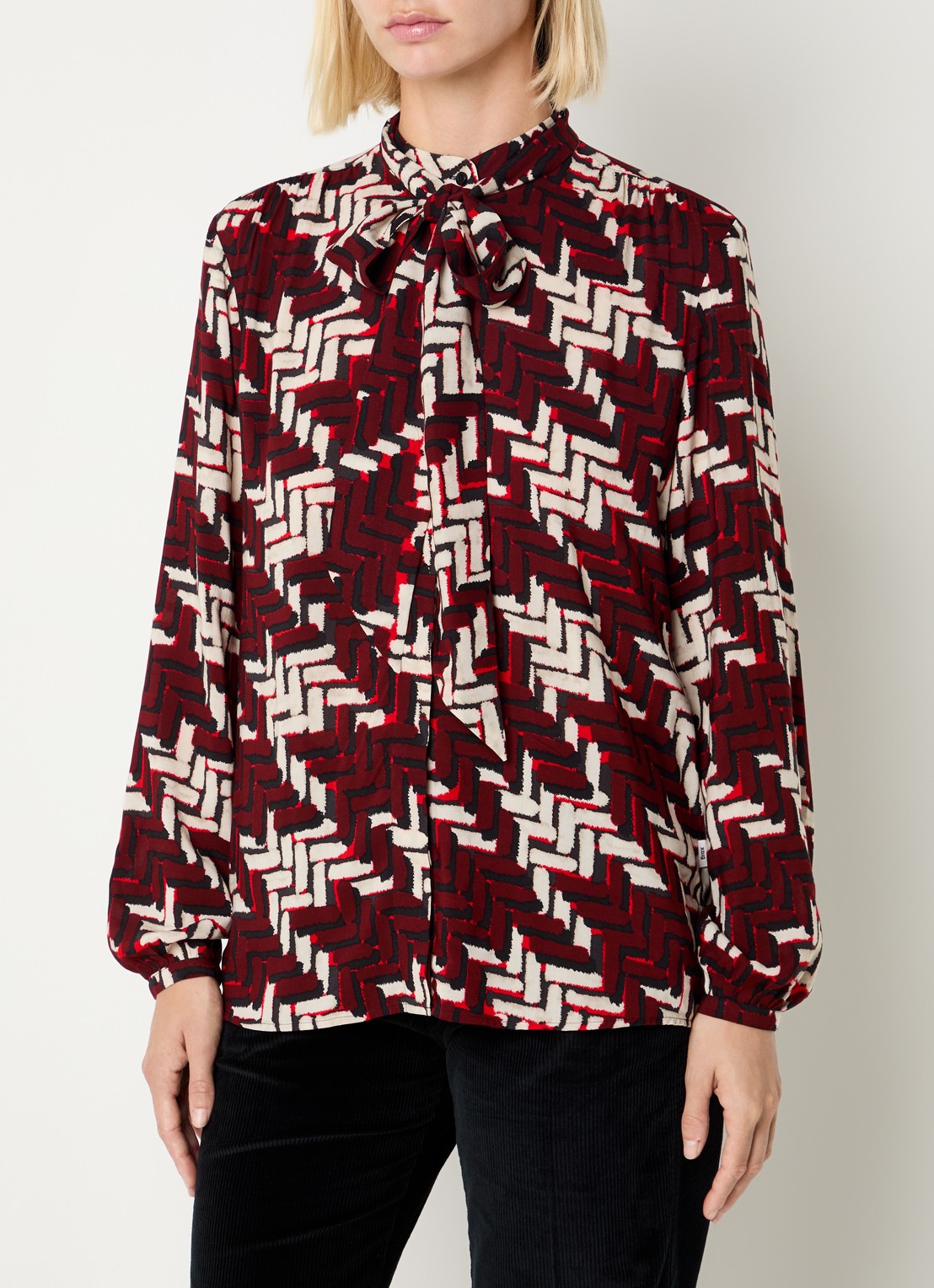 BRAX Vivi blouse met grafische print en strikkraag - detail donkerrood
