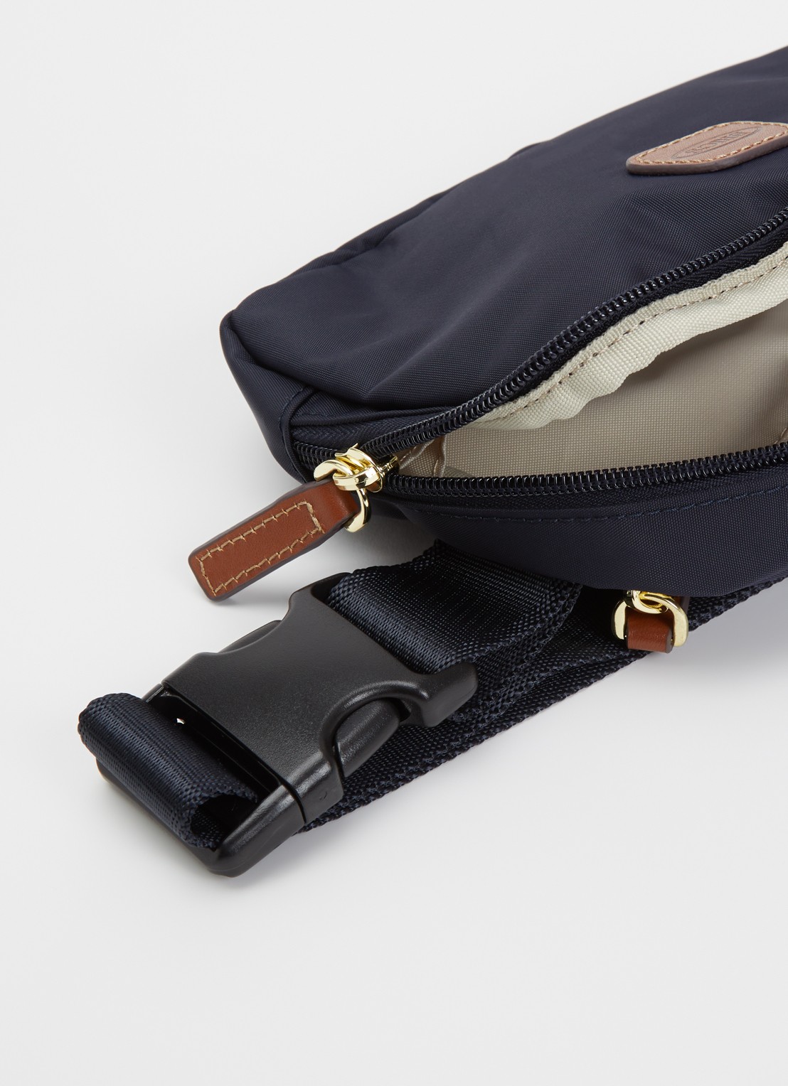 Bric's X-Collection heuptas met logo - detail donkerblauw